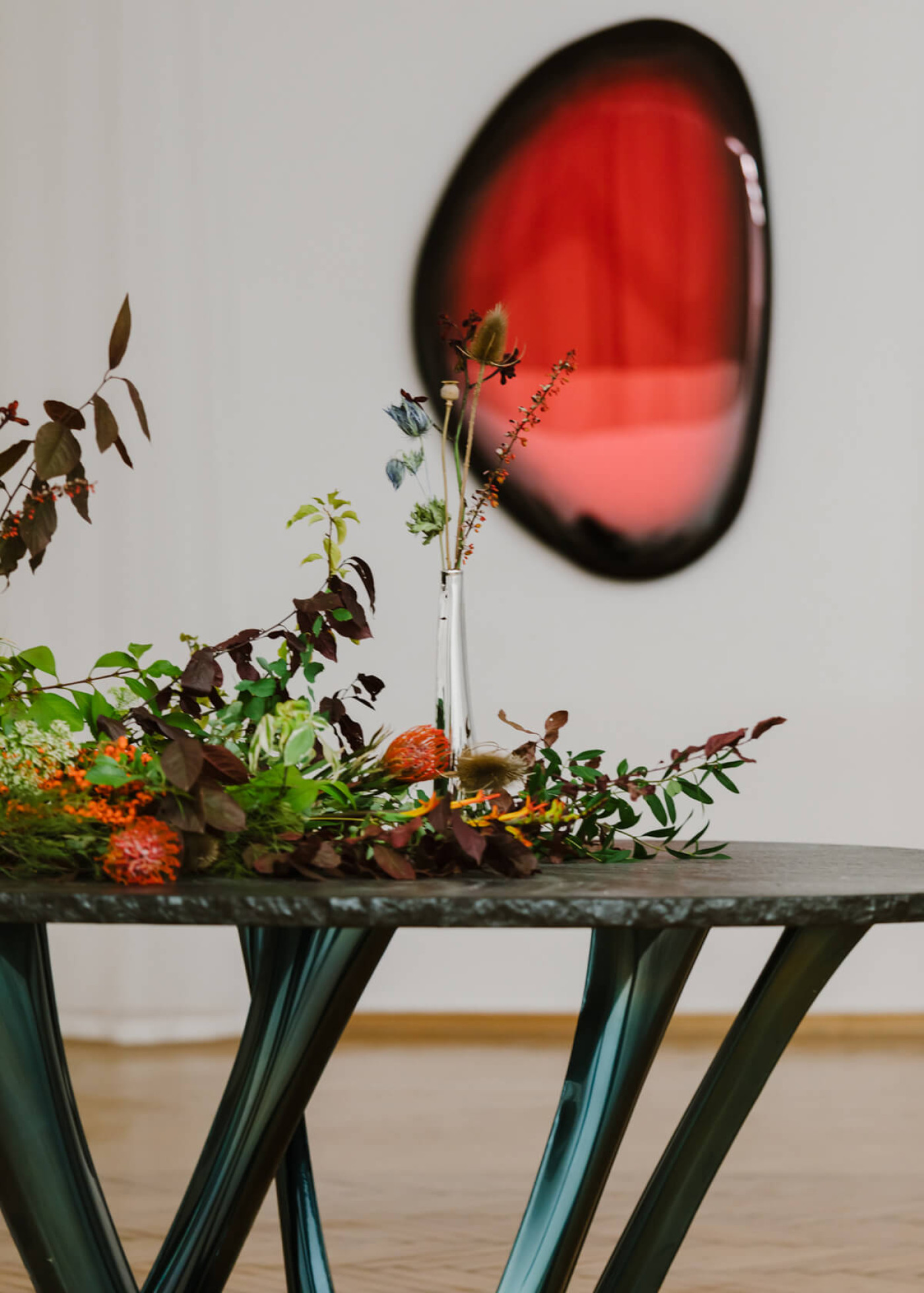 Zieta_TAFLA_O_red_rubin_Transitions_Collection_LEYKI_inox_polished_Zieta_Collection_G-TABLE_granite_top_cosmic_blue_base_Heat_Collection_photo_by_Zasoby_Studio