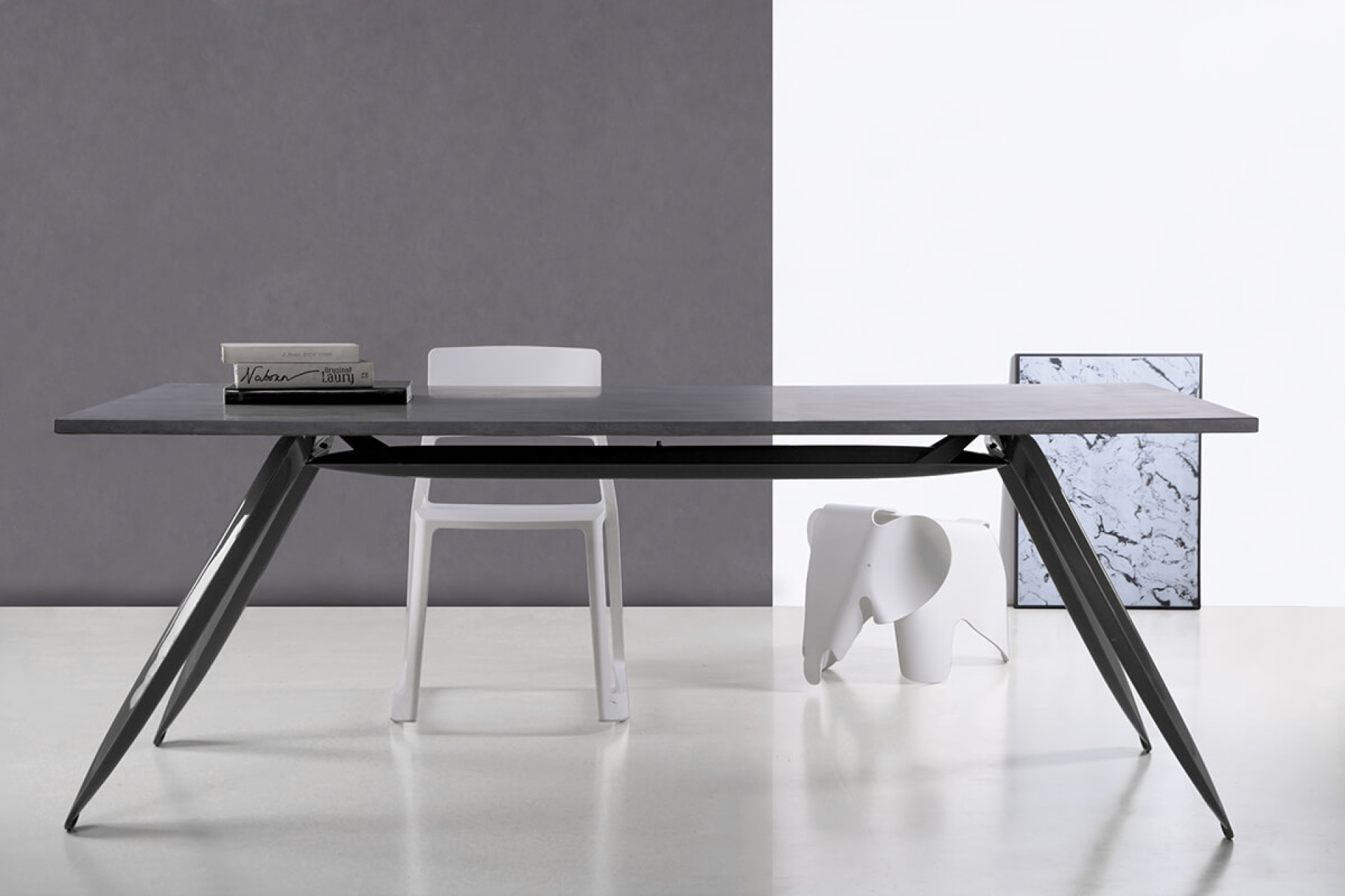 Zieta_NOGI_Table_black_glossy_concrete_top_1