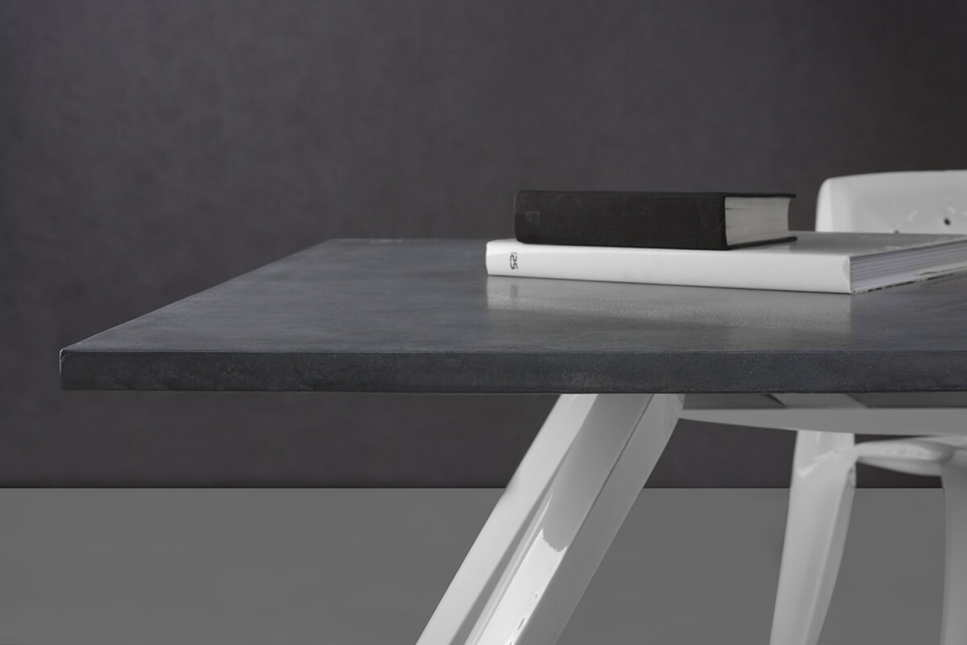 Zieta_NOGI_Table_white_glossy_concrete_top_1