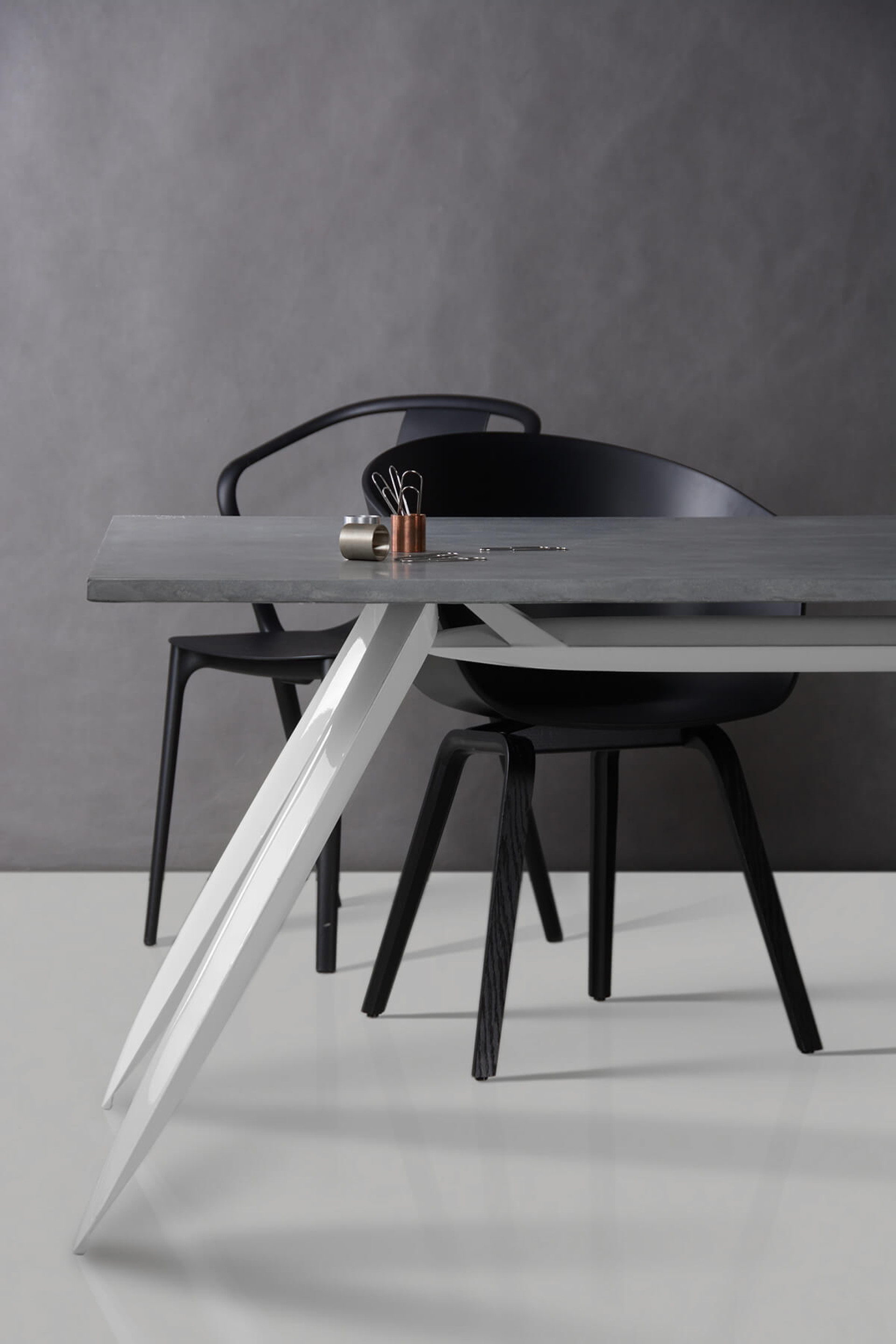 Zieta_NOGI_Table_white_glossy_concrete_top_2