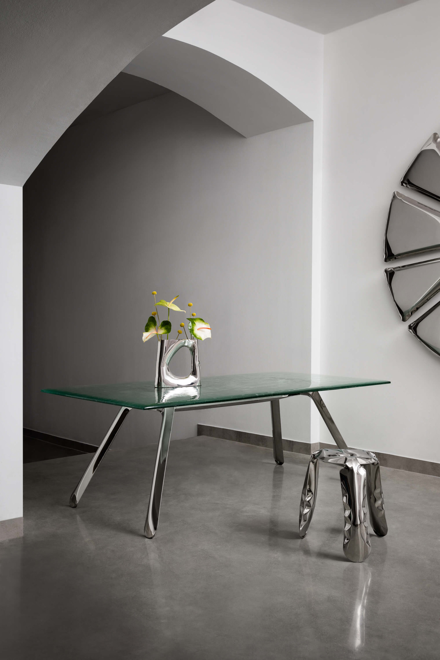 Zieta_KARAVA_Vase_NOGI_table_construction_NUCLEUS_PLOPP_Stool_Standard_inox_polished_Zieta_Collection_photo_by_Weronika_Trojanowska