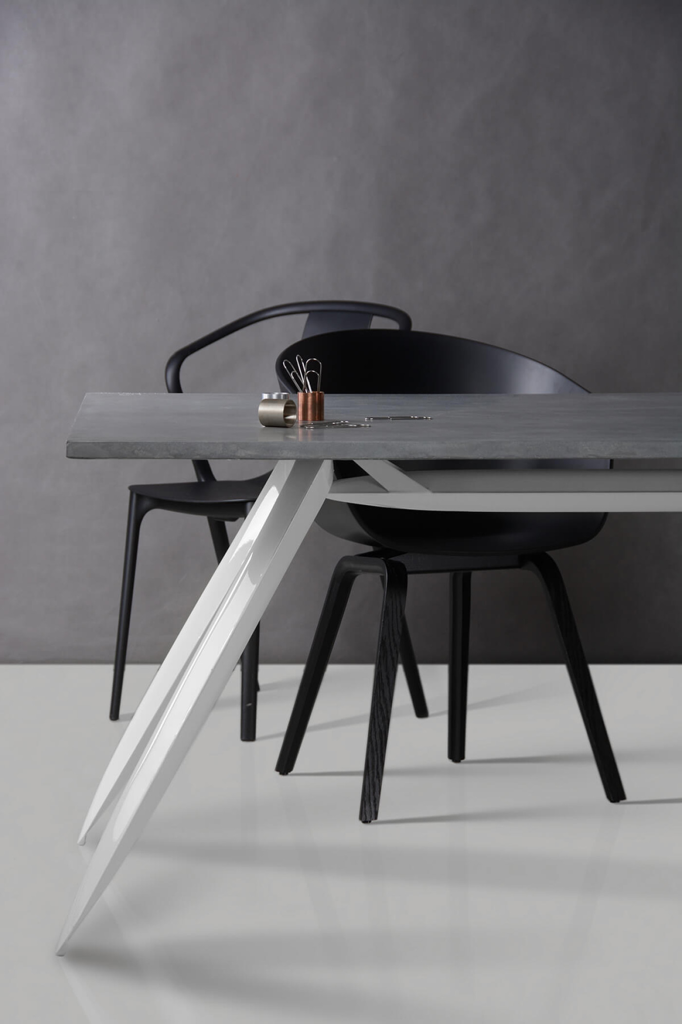 Zieta_NOGI_Table_white_glossy_concrete_top_2