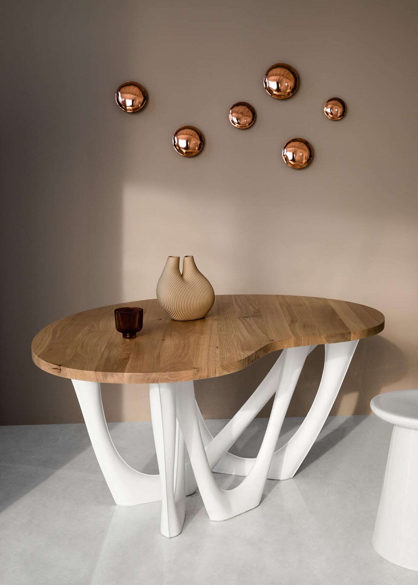 Zieta_PIN_copper_Copper_Collection_G-SIDE_TABLE_oak_top_white-matt_RAL_9010_base_Zieta_Collection_photo_by_Weronika_Trojanowska (1)
