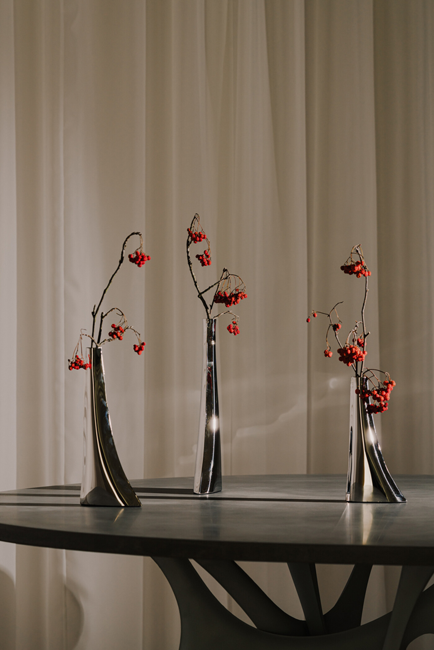 Zieta_LEYKI_inox_polished_MORPH_TABLE_concrete_top_luna_grey_base_Zieta_Collection_photo_by_Zasoby_Studio