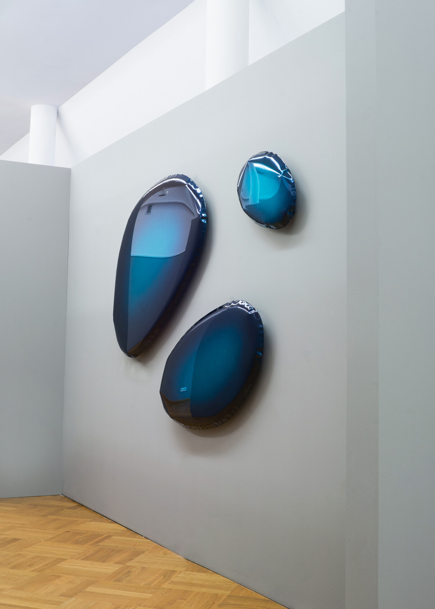 Zieta_TAFLA_O_Mirror_deep_space_blue_Gradient_Collection_fot_Marta_Więcek_2