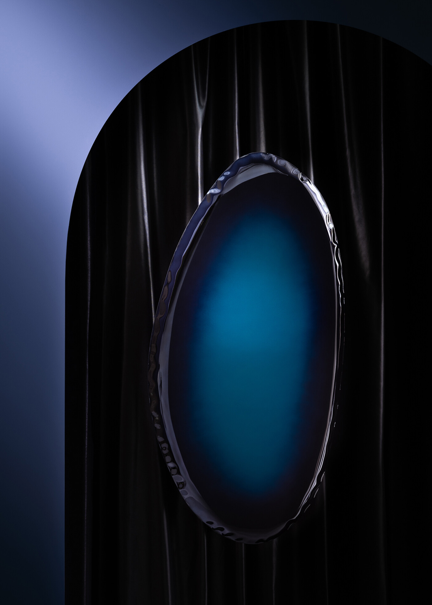 Zieta_TAFLA_O_Mirror_deep_space_blue_Gradient_Collection_photo_Weronika_Trojanowska_scenography_Ula_Kaczmarek_13