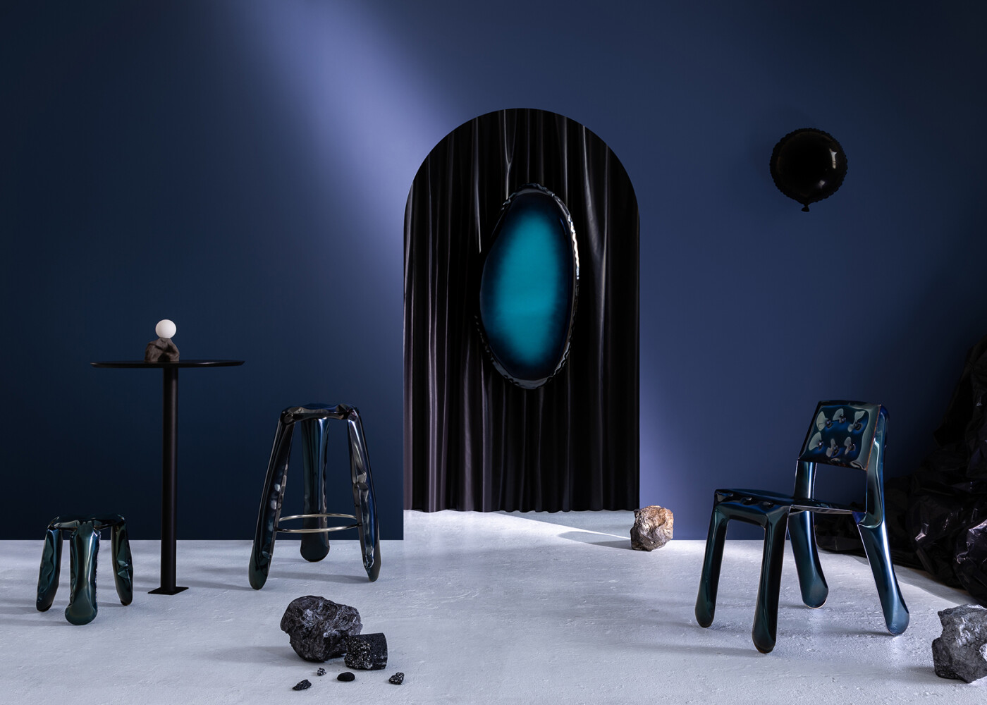 Zieta_TAFLA_O_Mirror_deep_space_blue_Gradient_Collection_photo_Weronika_Trojanowska_scenography_Ula_Kaczmarek_12
