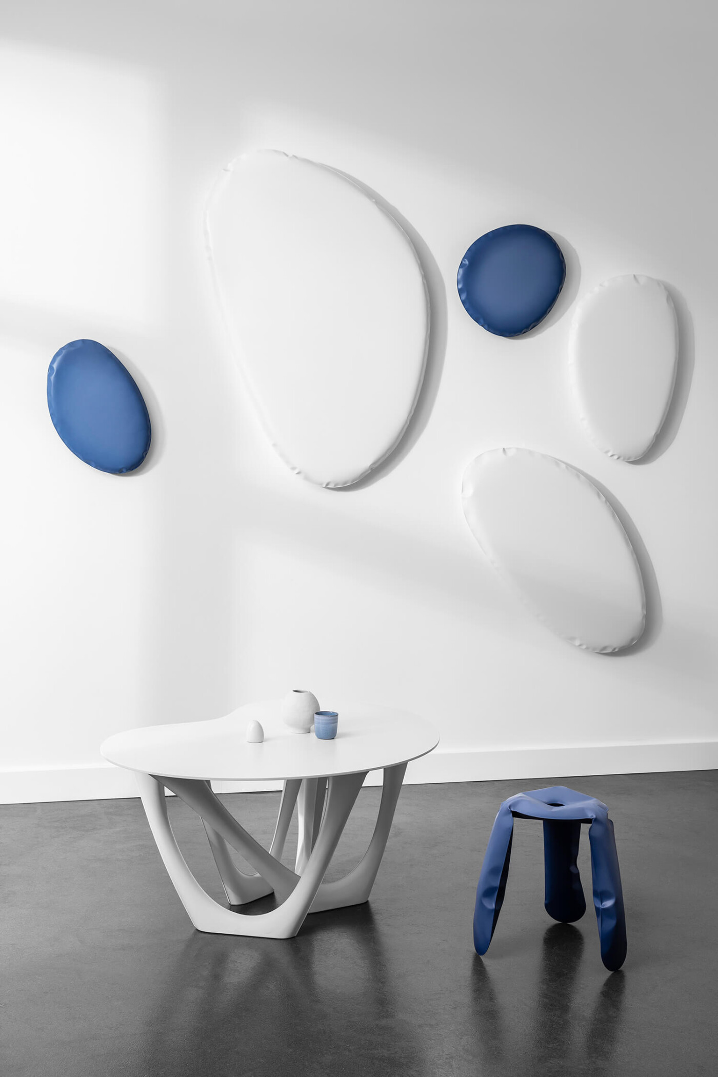 Zieta_Tafla_O_white_matt_blue_matt_G-SIDE_Table_PLOPP_Standard_blue matt_Cotton_Candy_Collectio_photo_Weronika_Trojanowska