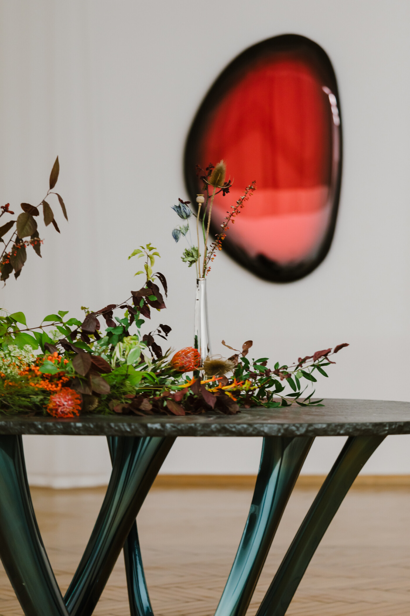 Zieta_TAFLA_O_red_rubin_Transitions_Collection_LEYKI_inox_polished_Zieta_Collection_G-TABLE_granite_top_cosmic_blue_base_Heat_Collection_photo_by_Zasoby_Studio