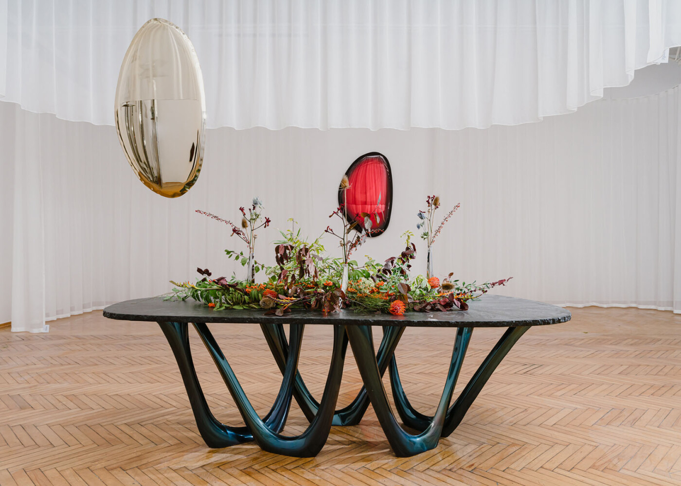 Zieta_TAFLA_O_red_rubin_Transitions_Collection_TAFLA_O_light_gold_Aurum_Collection_LEYKI_inox_polished_Zieta_Collection_G-TABLE_granite_top_cosmic_blue_base_Heat_Collection_photo_by_Zasoby_Studio_2