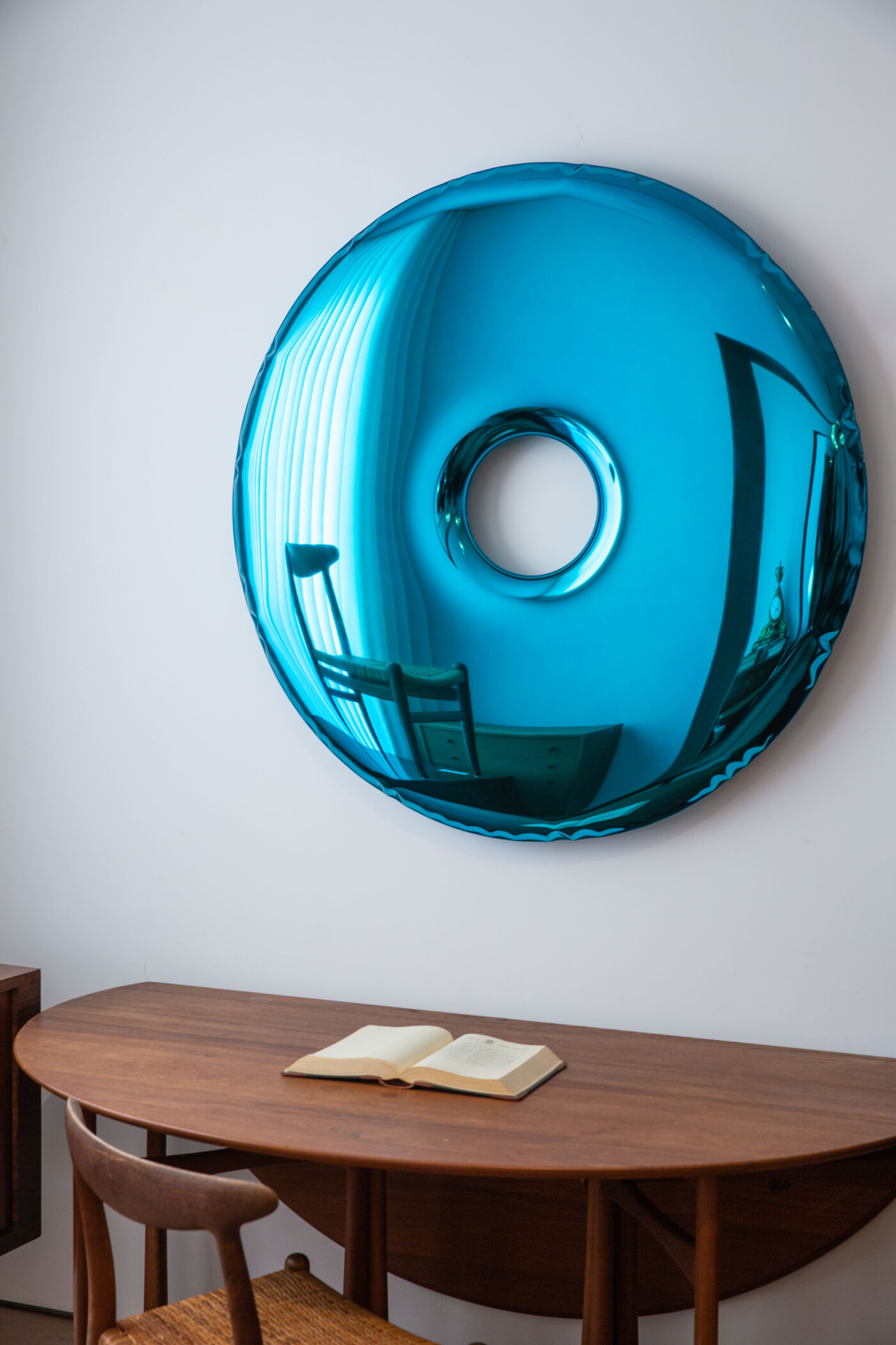 Zieta_RONDO_mirror_sapphire_Gradient_Collection_photo_Aura_Object_2