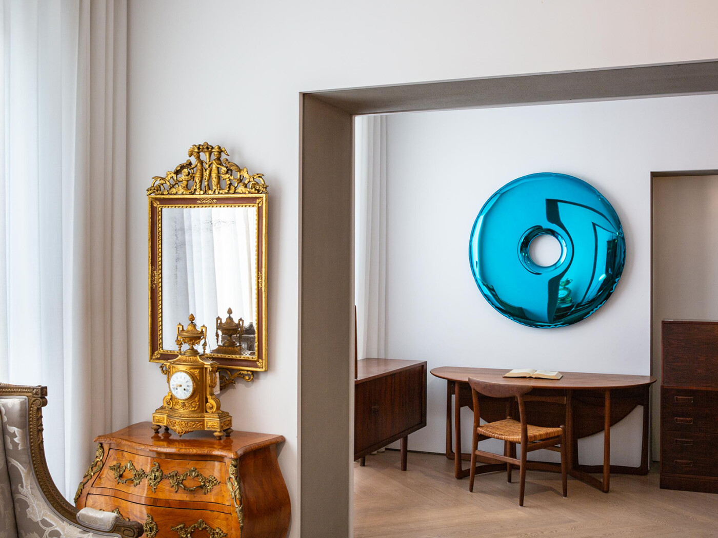 Zieta_RONDO_mirror_sapphire_Gradient_Collection_photo_Aura_Object_1