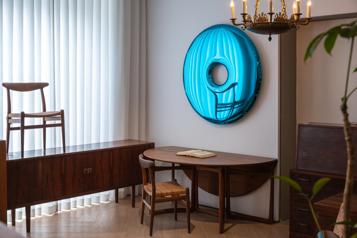 Zieta_RONDO_mirror_sapphire_Gradient_Collection_photo_Aura_Object_3