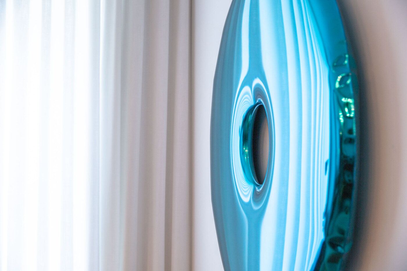 Zieta_RONDO_mirror_sapphire_Gradient_Collection_photo_Aura_Object_4