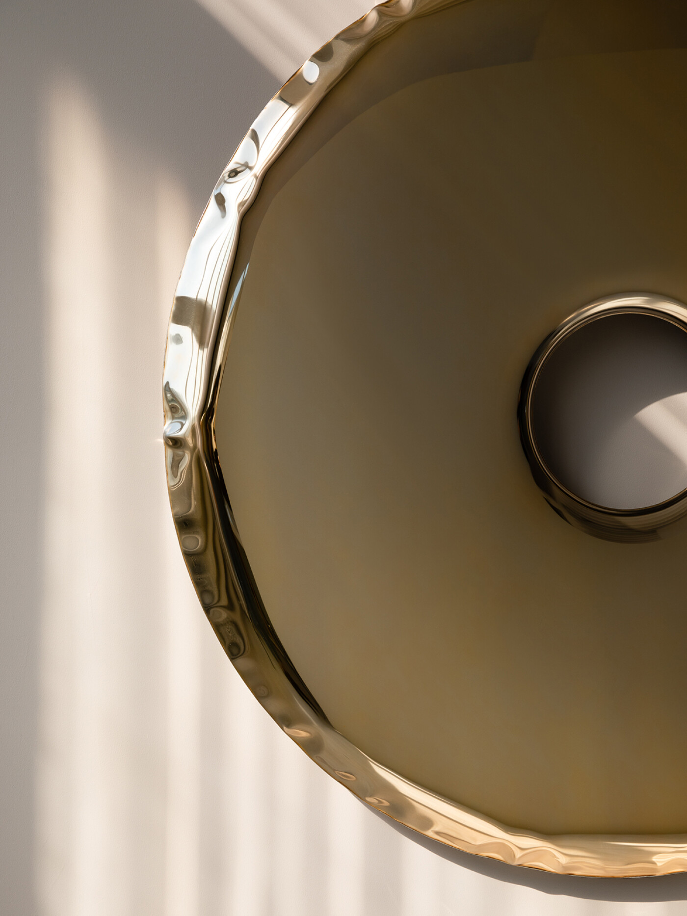 Zieta_RONDO_Mirror_classic_gold_Aurum_Collection_photo_by_Weronika_Trojanowska