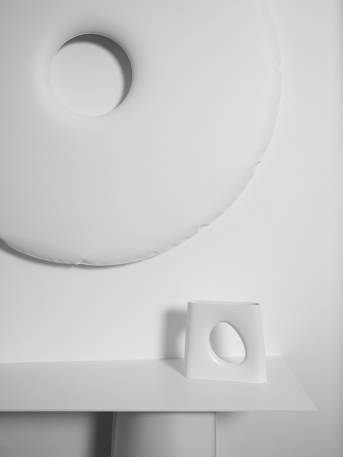 Zieta_RONDO_PAROVA_CONSOLE_KARAVA_VASE_white_matt_photo_by_Weronika_Trojanowska