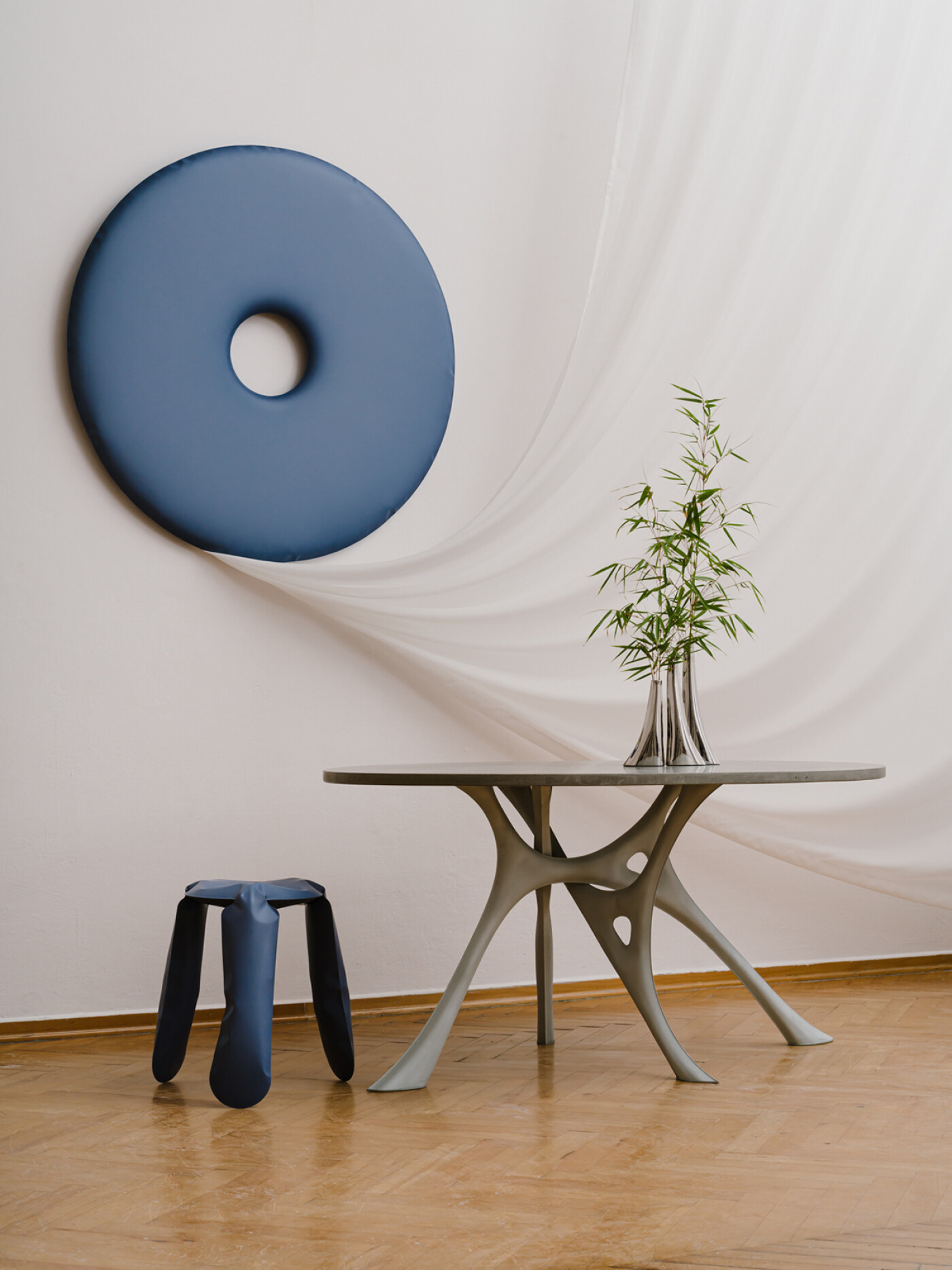 Zieta_RONDO_Mirror_PLOPP_Standard_blue_matt_Cotton_Candy_Collection_MORPH_TABLE_concrete_top_luna_grey_base_LEYKI_inox_polished_Zieta_Collection_photo_by_Zasoby_Studio
