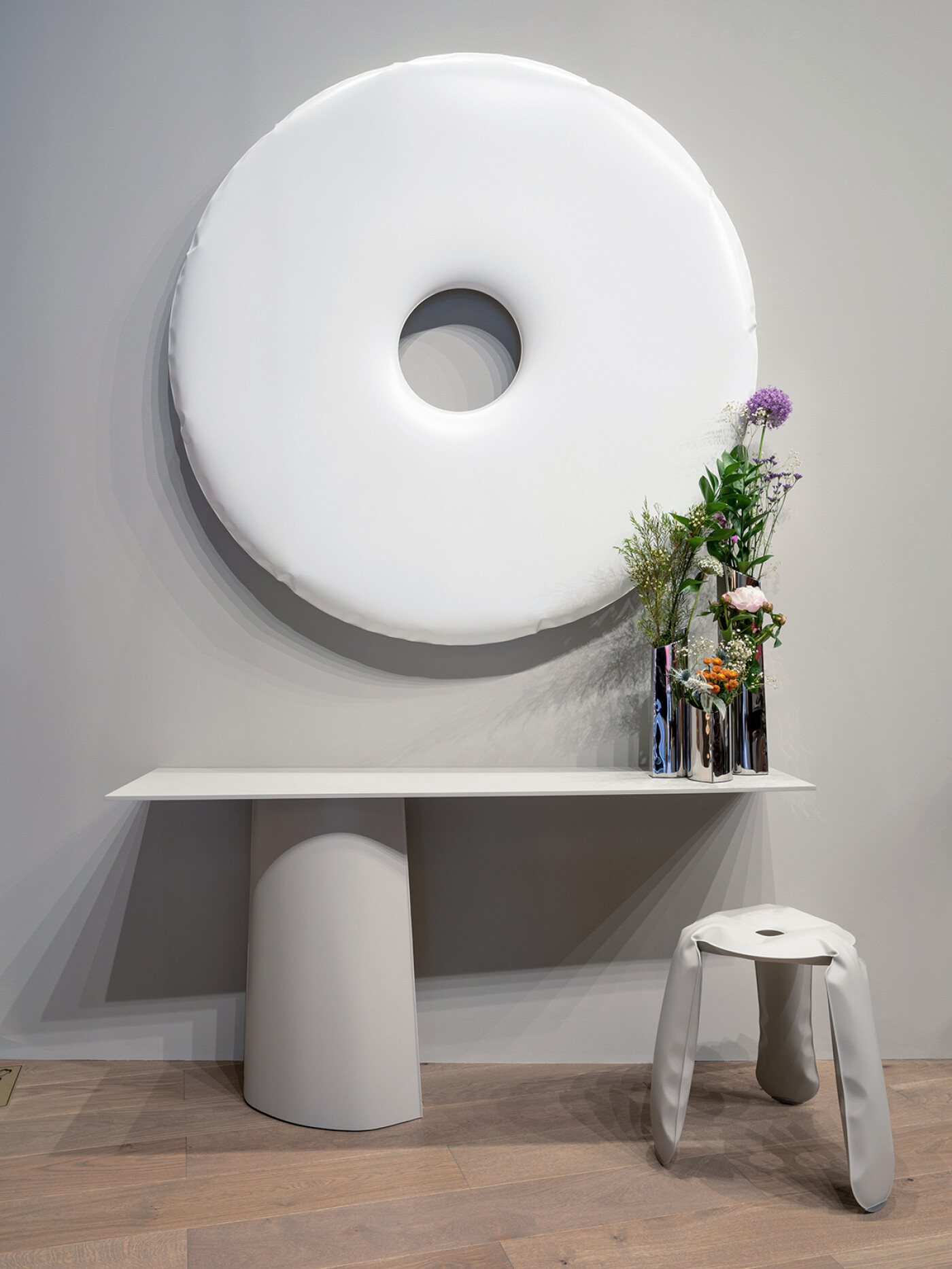 Zieta_RONDO_Mirror_white_matt_PLOPP_standard_PAROVA_CONSOLE_PAROVA_VASES_inox_polished_Salone_del_Mobile_2022_fot_Michał Jarosz_6