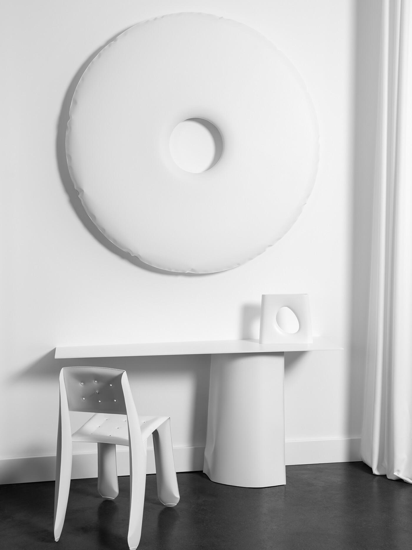 Zieta_RONDO_CHIPPENSTEEL_05_PAROVA_CONSOLE_KARAVA_VASE_white_matt_photo_by_Weronika_Trojanowska