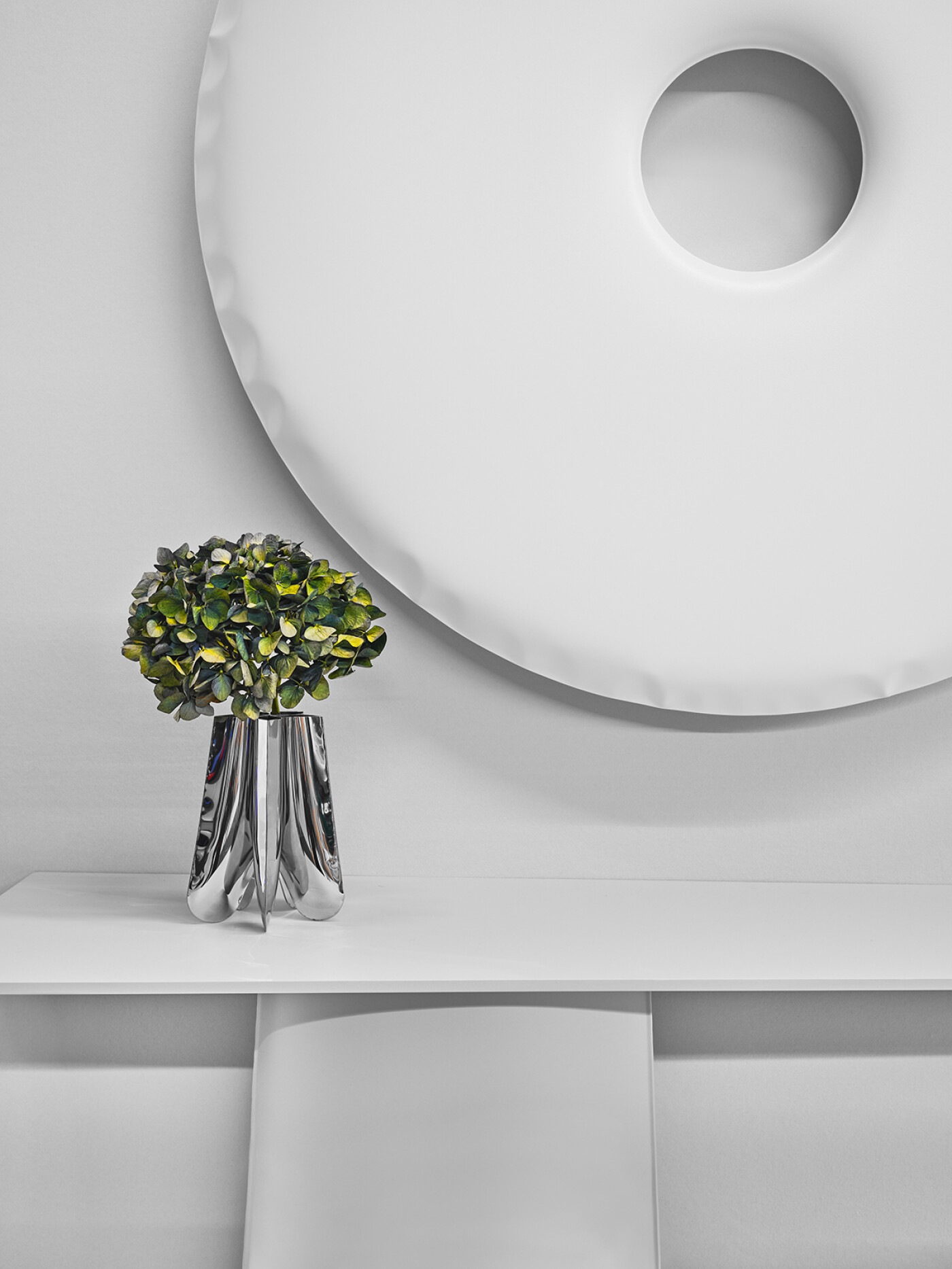 Zieta_PAROVA_CONSOLE_ROTATION_VASE_inox_polished_RONDO_Mirror_white_matt_Warsaw_Home_2022_photo_by_Rafał_Dąbrowski