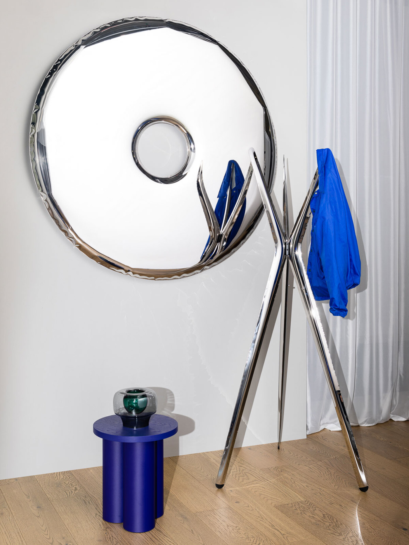 Zieta_RONDO_Mirror_inox_polished_SNOPEK_Hanger_inox_polished_Zieta_Collection_Warsaw_Home_2022_photo_by_Weronika_Trojanowska