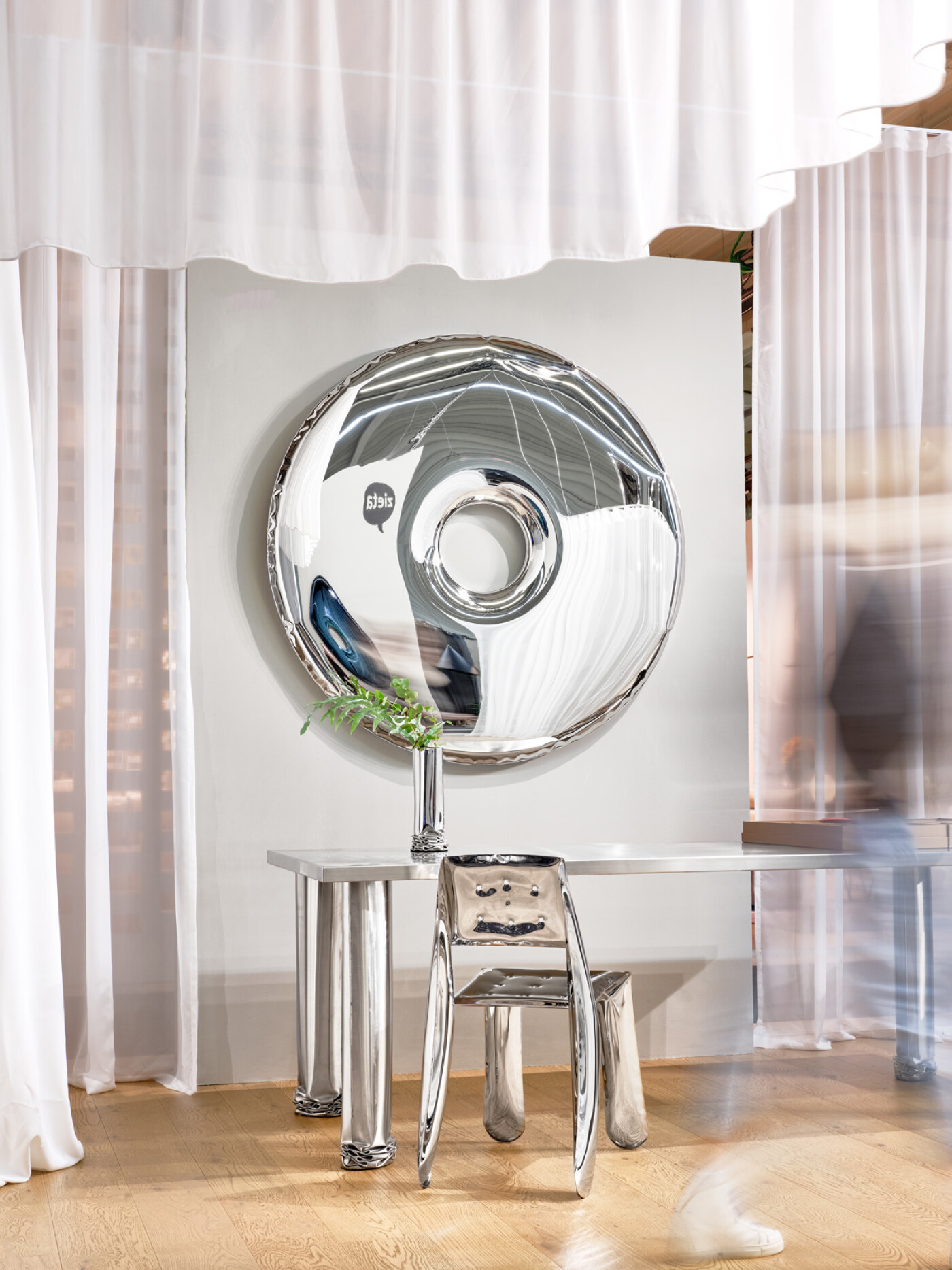 Zieta_CRASH_TABLE_inox_polished_CRASH_VASE_inox_polished_CHIPPENSTEEL_05_inox_polished_RONDO_Mirror_inox_polished_Zieta_Collection_Warsaw_Home_2022_photo_by_Rafał_Dąbrowski