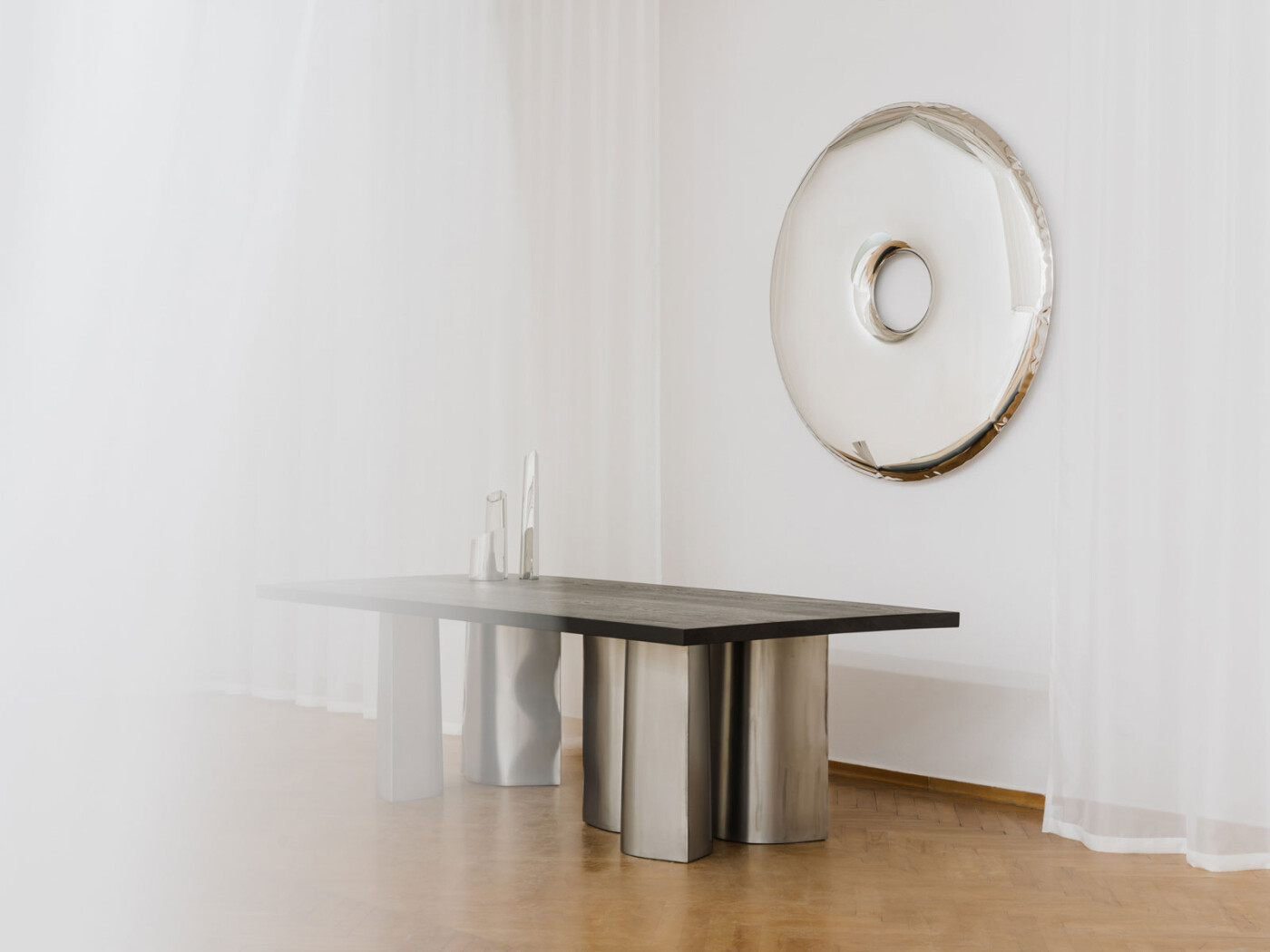 Zieta_PAROVA_TABLE_RONDO_Mirror_inox_polieshed_PAROVA_VASES_M_inox_polished_Zieta_Collection_photo_by_Zasoby_Studio_2