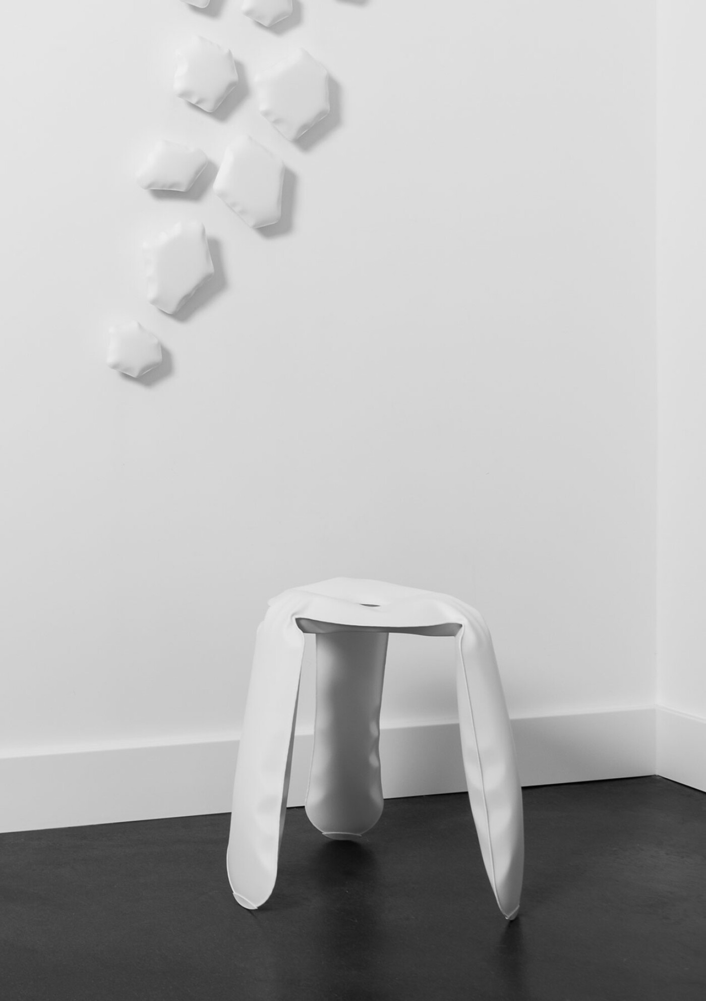 Zieta_TAFLA_O_white_matt_Cotton_Candy_Collection_PLOPP_STOOL_STANDARD_CHIPPENSTEEL_05_G-SIDE_TABLE_TRIGLAV_41_white_matt_photo_by_Weronika_Trojanowska-(1)