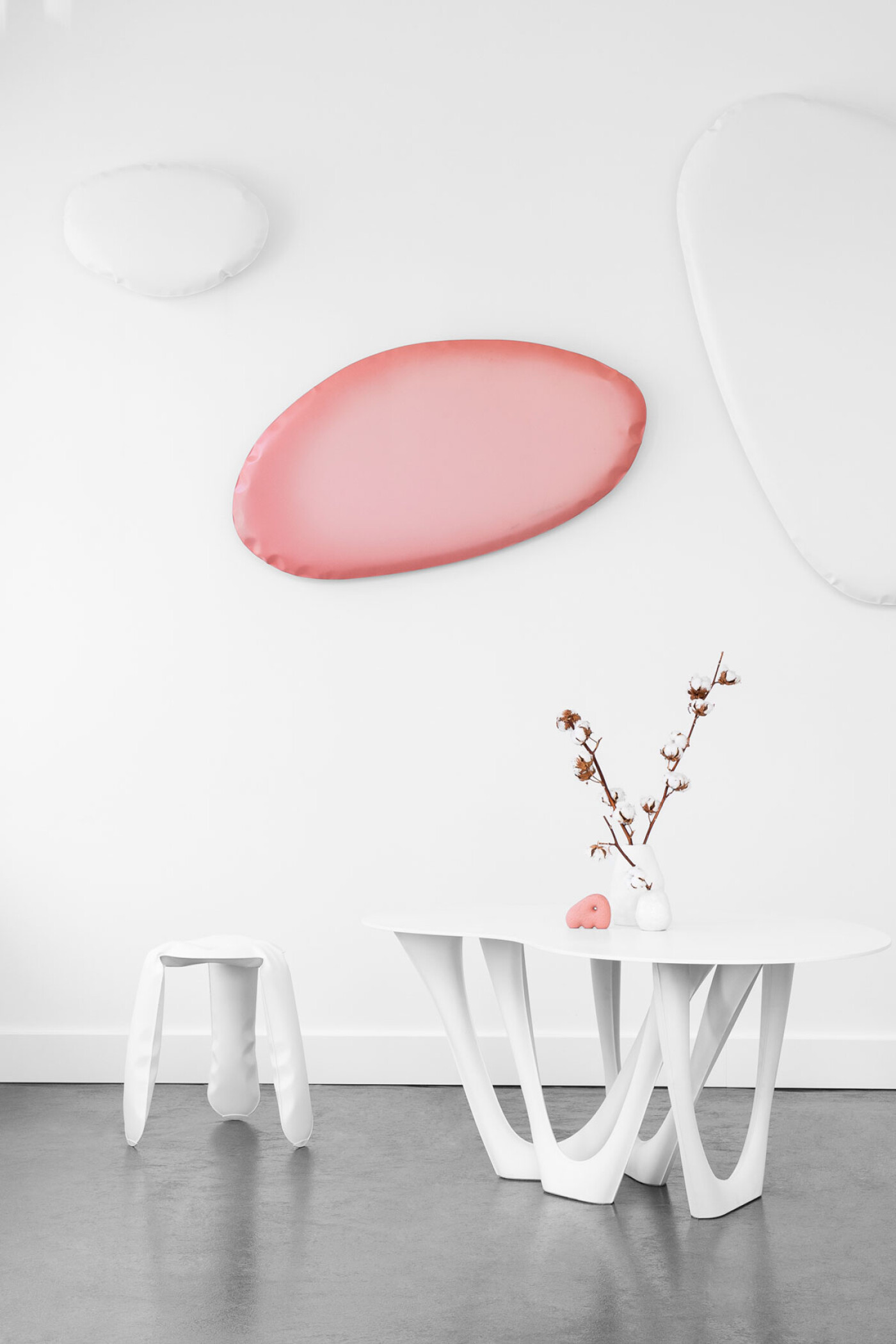 Zieta_TAFLA_O_white_matt_pink_matt_Cotton_Candy_Collection_PLOPP_Standard_white_matt_pink_matt_G-SIDE_TABLE_white_matt_top&base_photo_by_Weronika_Trojanowska