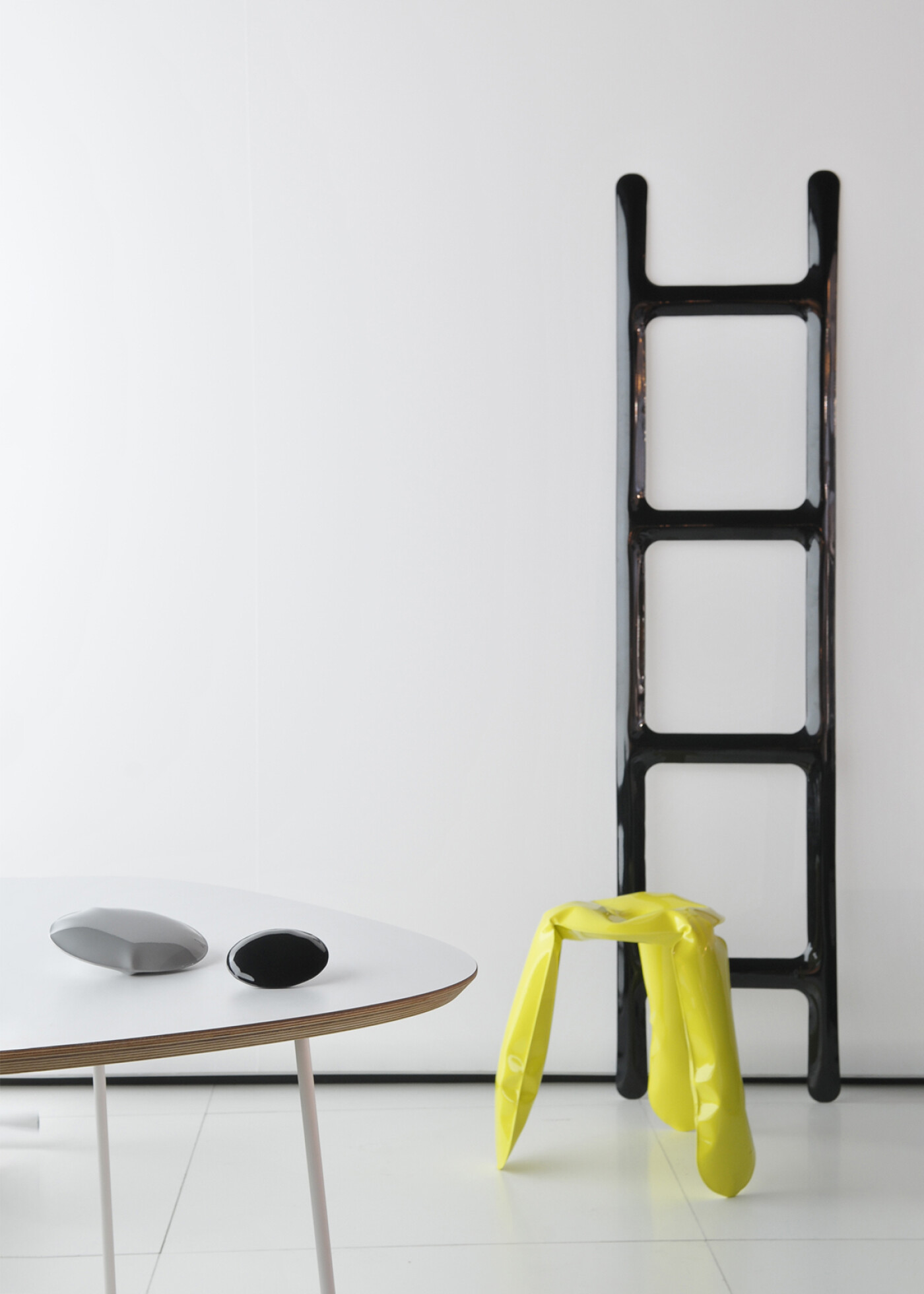 zieta_drab_black_glossy_RAL_9005_zieta_collection_interior