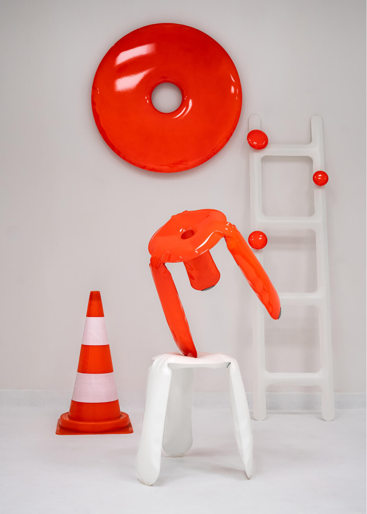 ZIETA_Plopp_neon_orange_rondo_pin_set_drab_white_matt_ph._Jakub_Kania