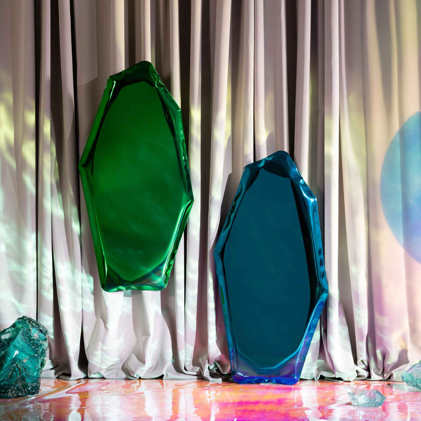 Zieta_TAFLA_C_Mirror_sapphire_emerald_Gradient_Collection_photo_Weronika_Trojanowska_scenography_Ula_Kaczmarek_2-(2)