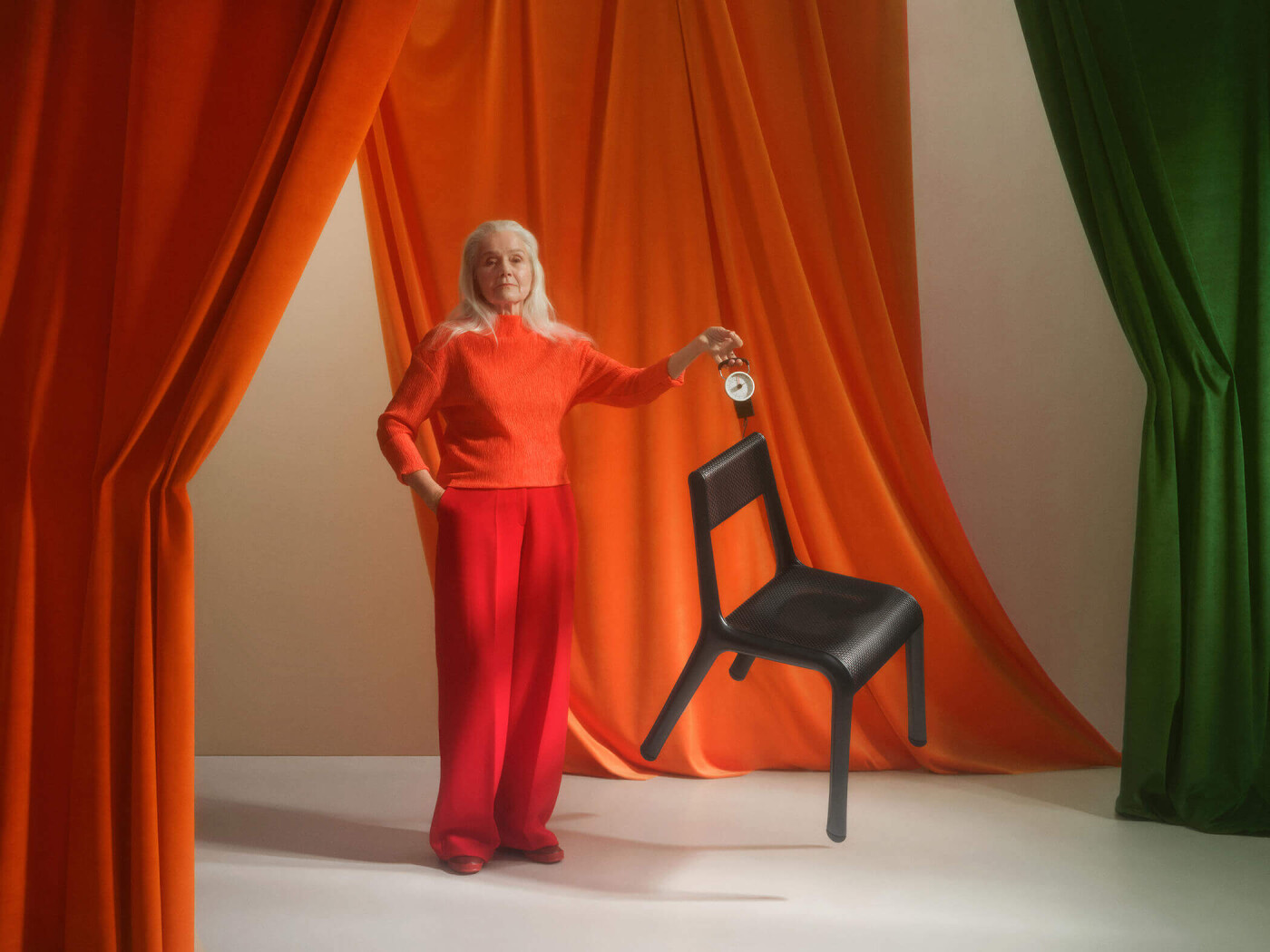 Zieta_ULTRALEGGERA_Chair_anodic_black_Zieta_Collection_photo_photo_Ernest_Wińczyk_1 (1)