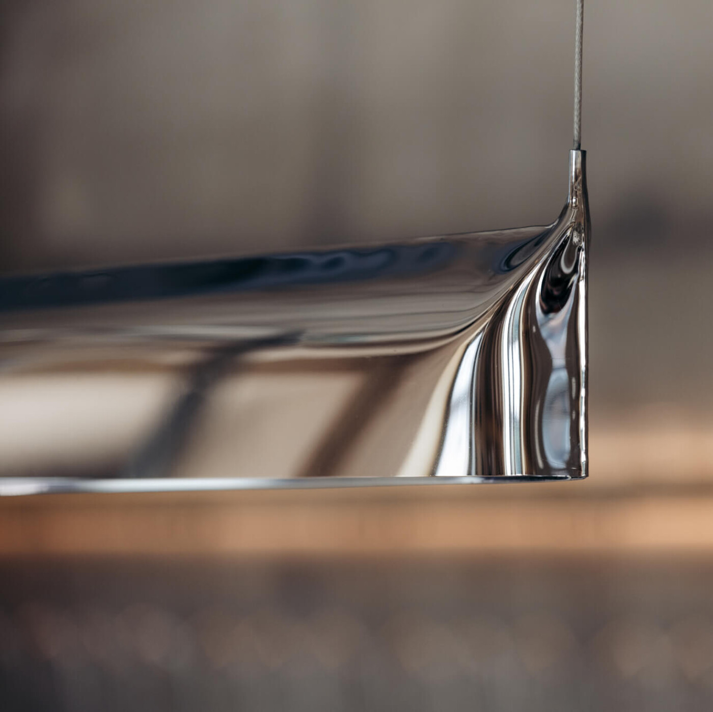 Zieta Studio, Blade lamp in polished inox – close-up of the sculptural lighting form. FiDU technology, stainless steel pendant, mirror-like finish, modern lighting design, minimal aesthetic, industrial elegance