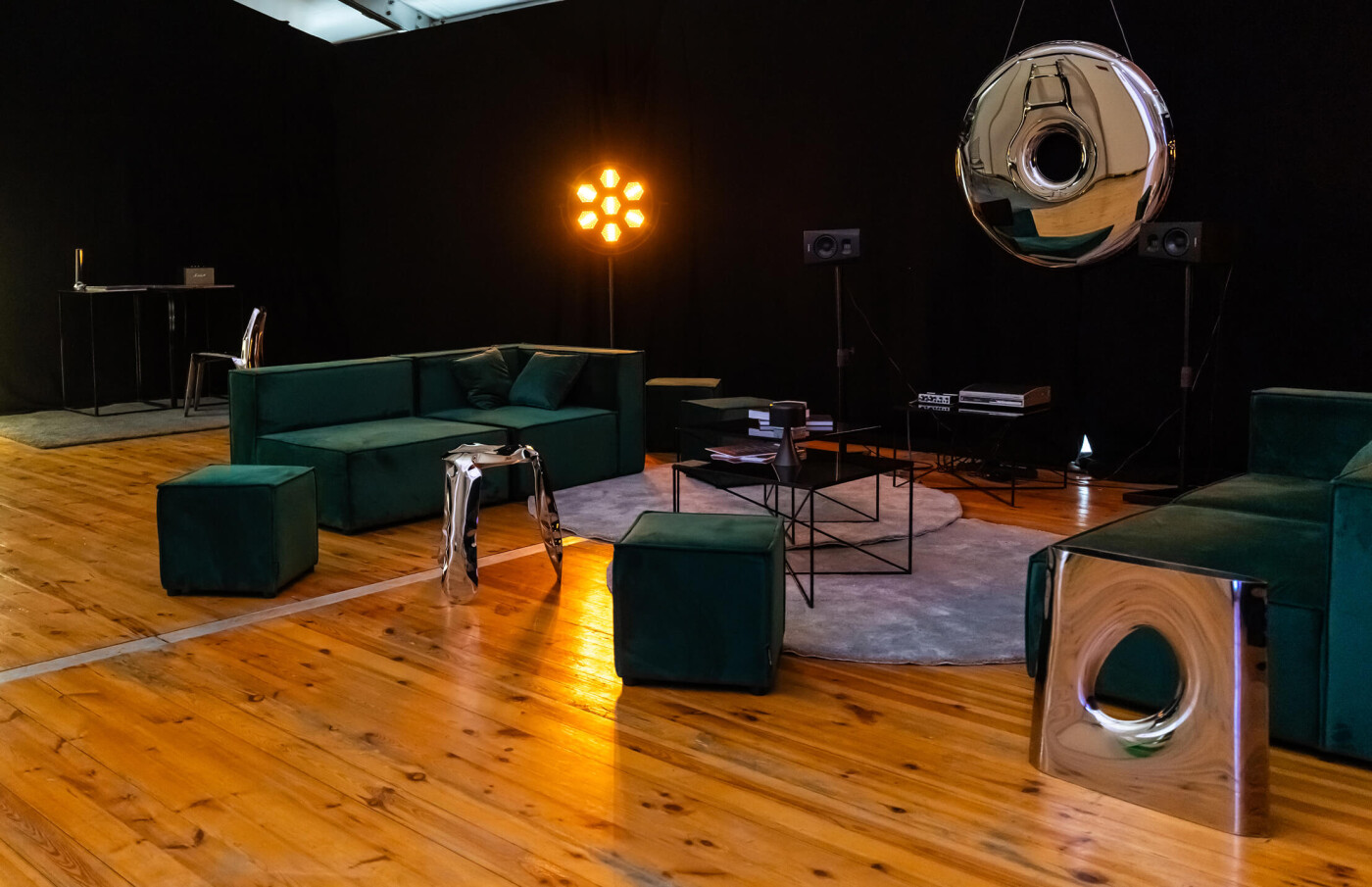 ZIETA_Karava_Vase_inox_polished_photo_@by.vinto-3