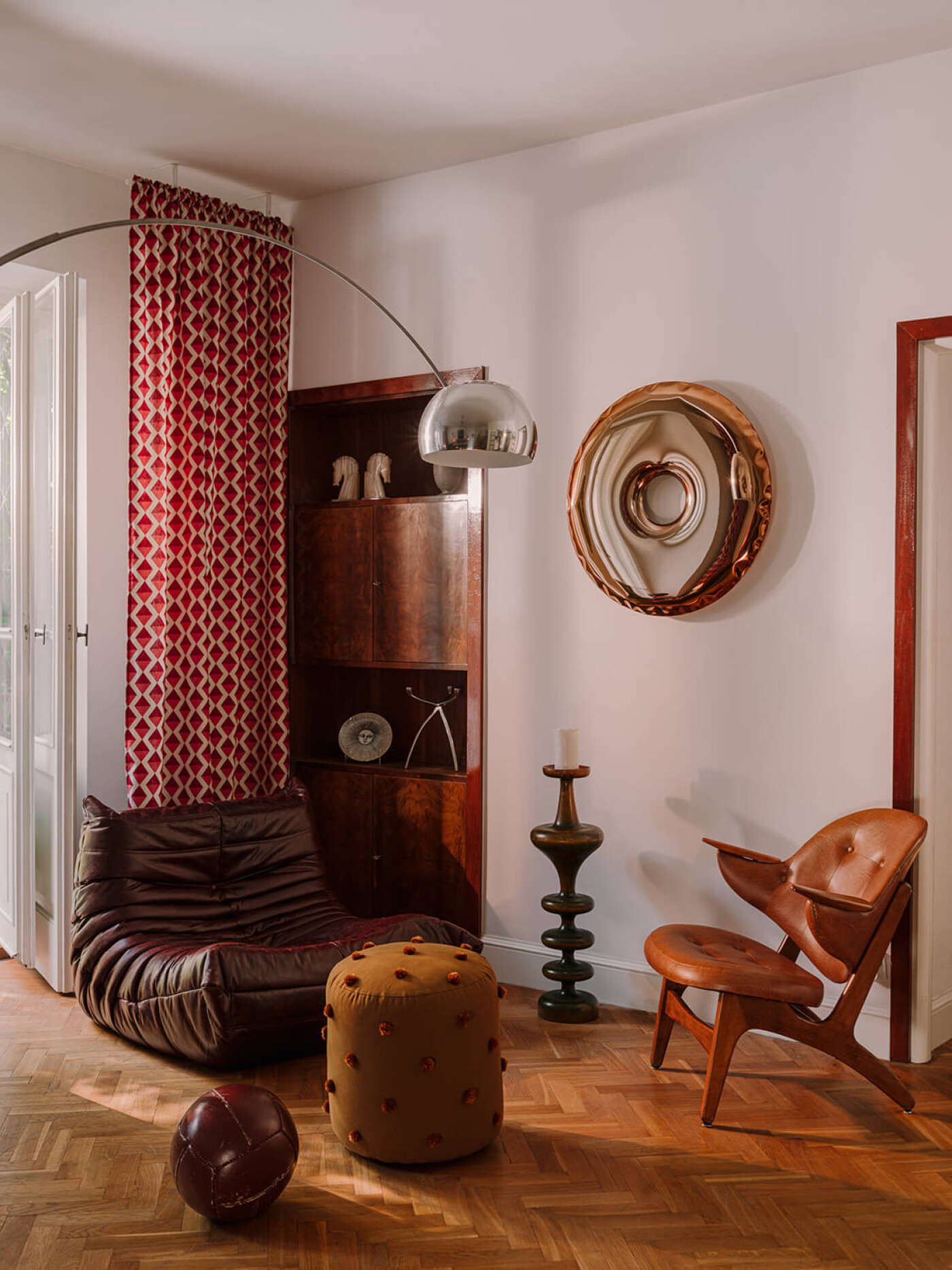 Zieta_Rondo_Mirror_Rose_Gold_Aurum_Collection_photo_Pion_Studio_for_Yestersen 1