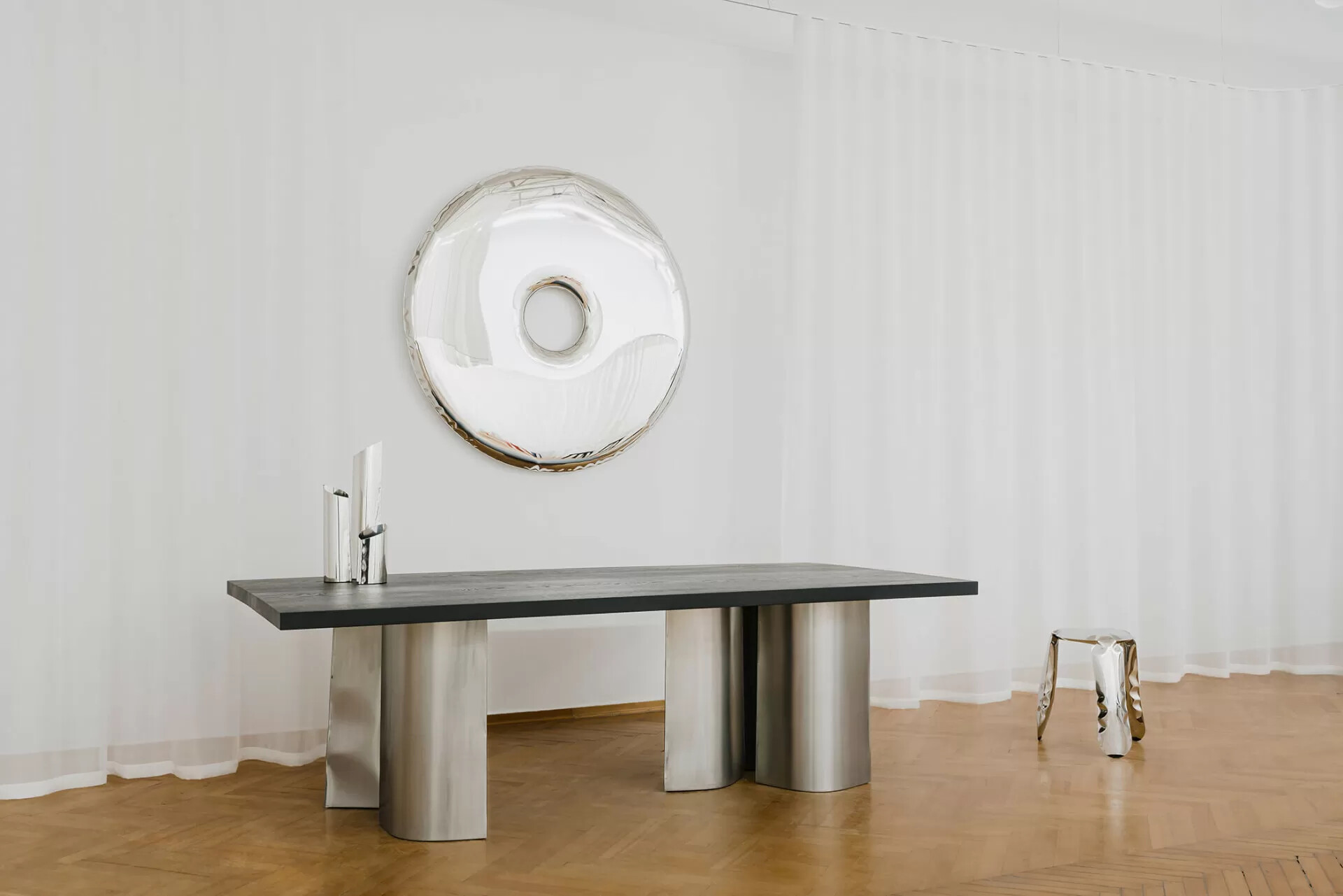 Zieta_PAROVA_TABLE_RONDO_Mirror_inox_polieshed_PAROVA_VASES_M_inox_polished_PLOPP_Standard_inox_polieshed_Zieta_Collection_photo_by_Zasoby_Studio_2-(3)-(1)___xlarge_1920_1281