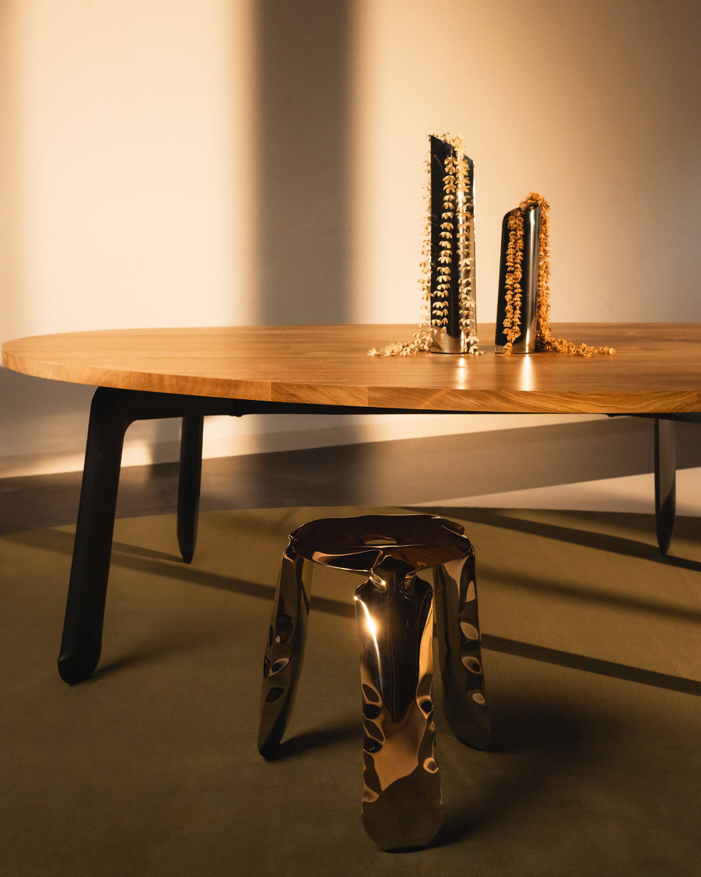 zieta_Chippensteel_Table_legs_graphite_grey_matt_RAL_7021_top_light_oak_Plopp_Standard_inox_Parova_Vase_inox_fot_Szymon_Jędrzejewski_35