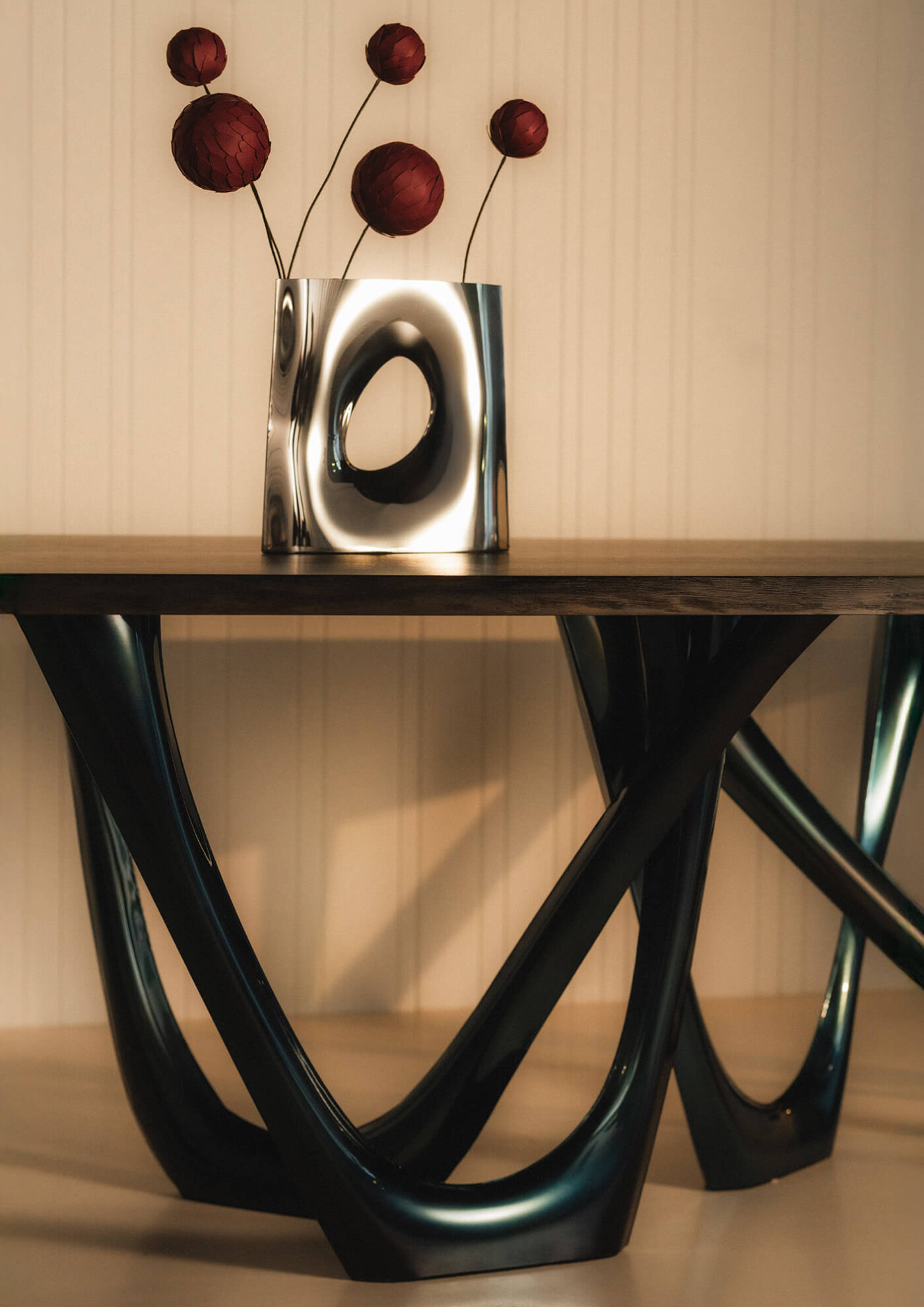 zieta_G_Table_legs_cosmic_blue_top_mocha_oak_Karava_Vase_inox_fot_Szymon_Jędrzejewski_16