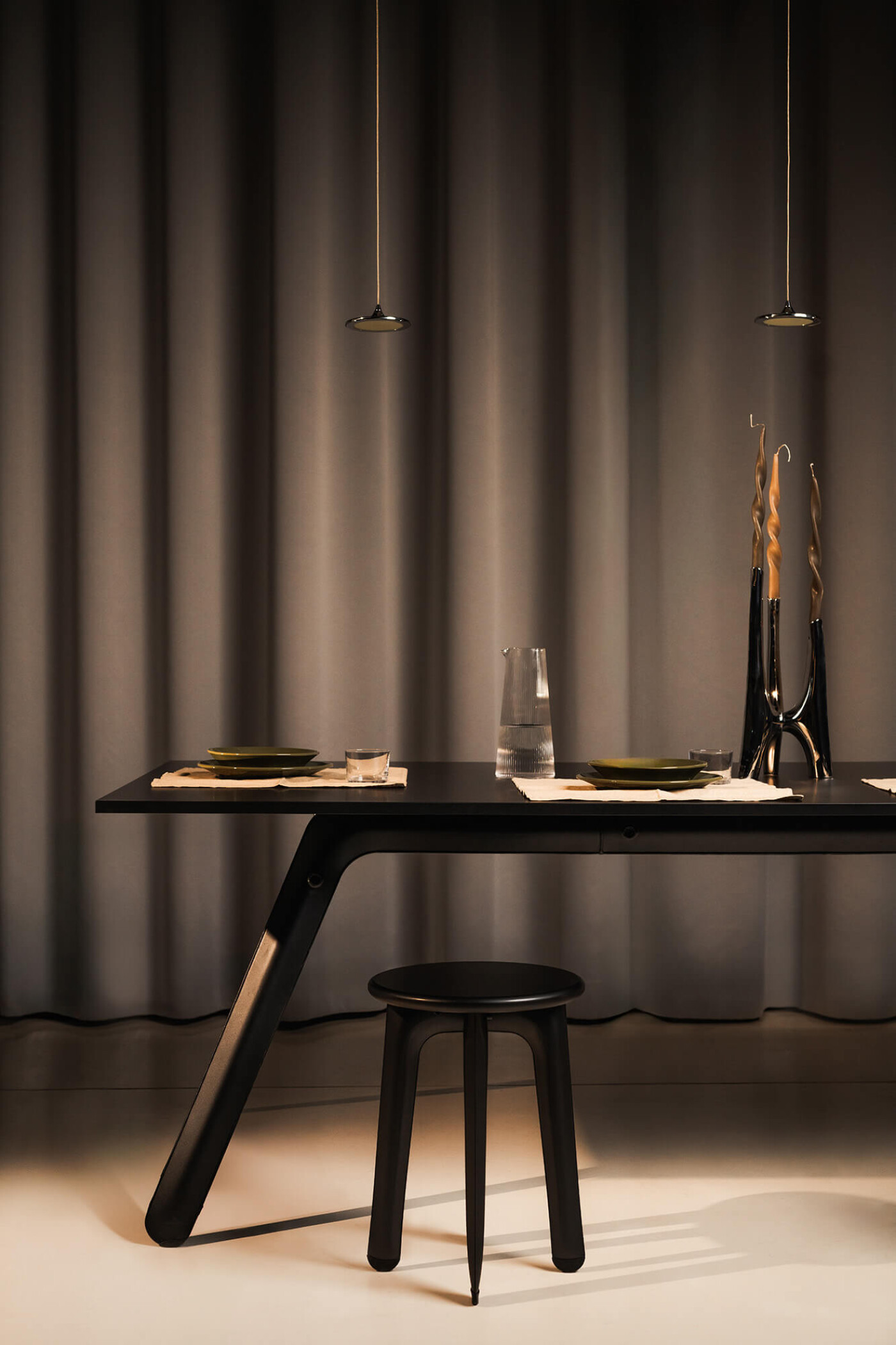 zieta_Ultraleggera_Table_Stool_anodic_black_fot_Szymon_Jędrzejewski_37