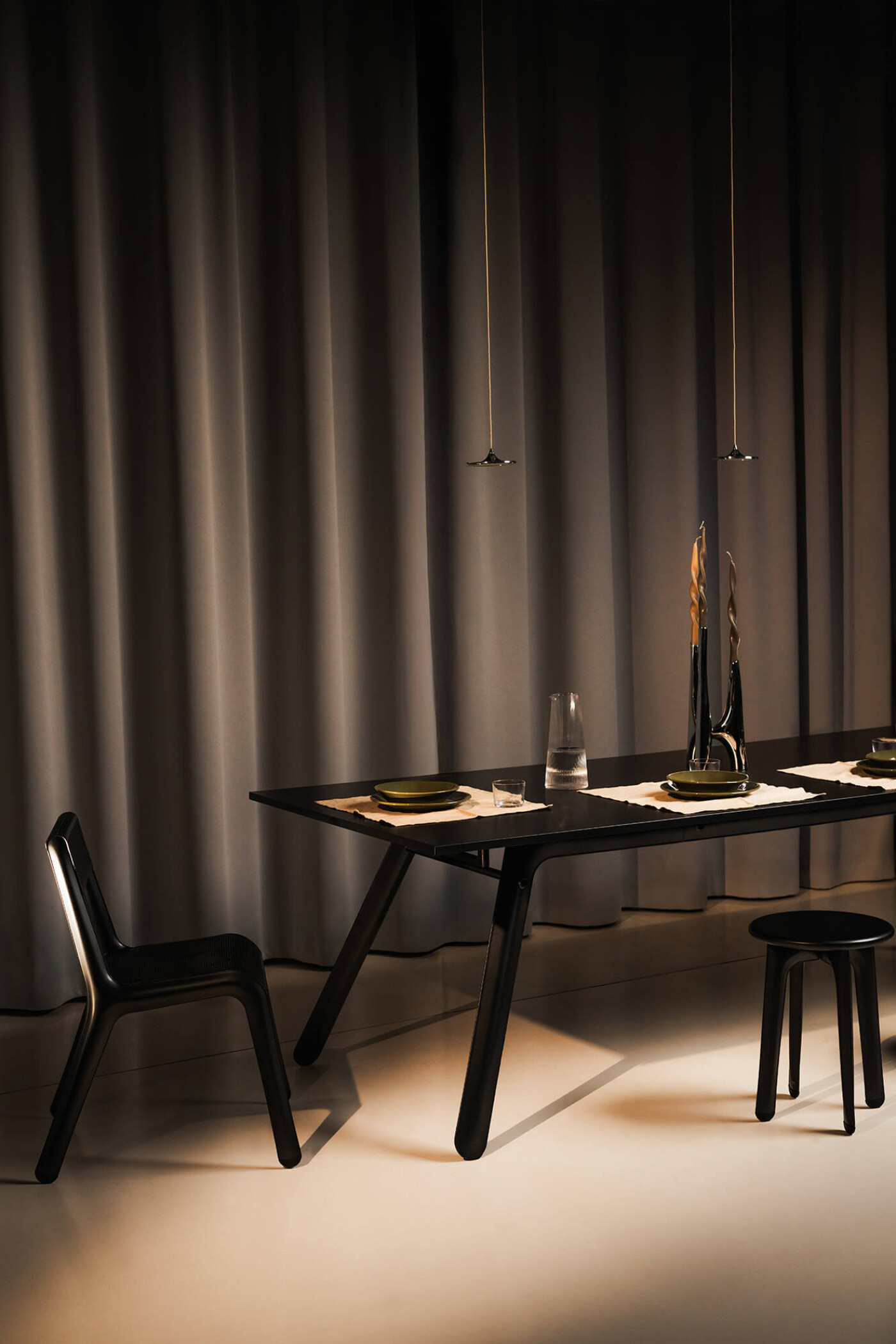 zieta_Ultraleggera_Table_Stool_Chair_anodic_black_fot_Szymon_Jędrzejewski_37