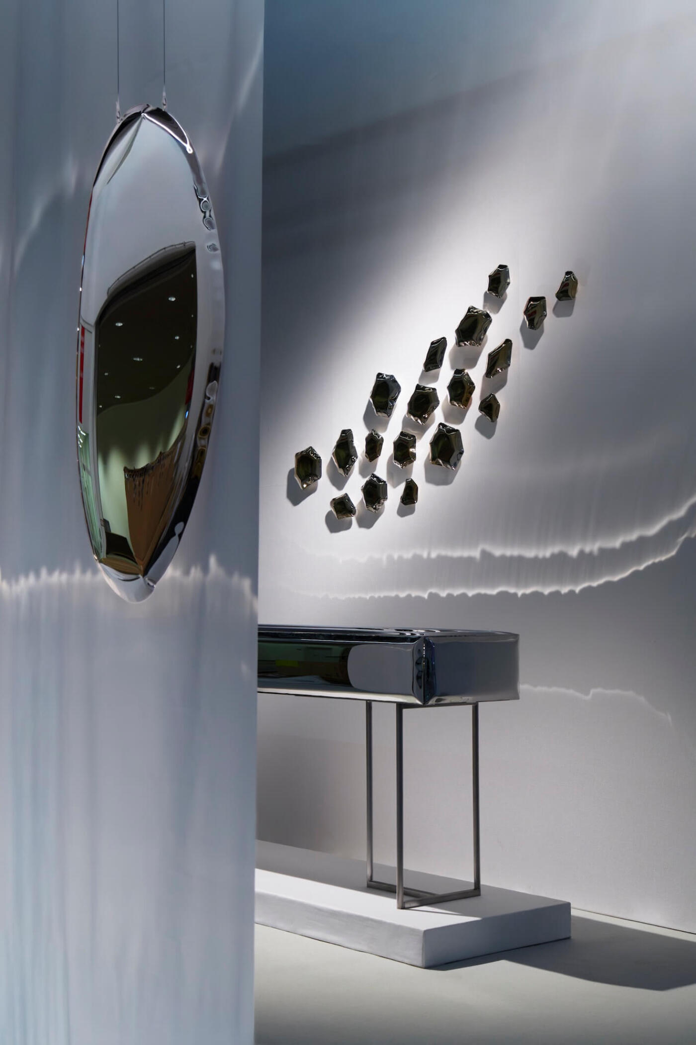 zieta tafla o mirror with sejv and kamyki in the background