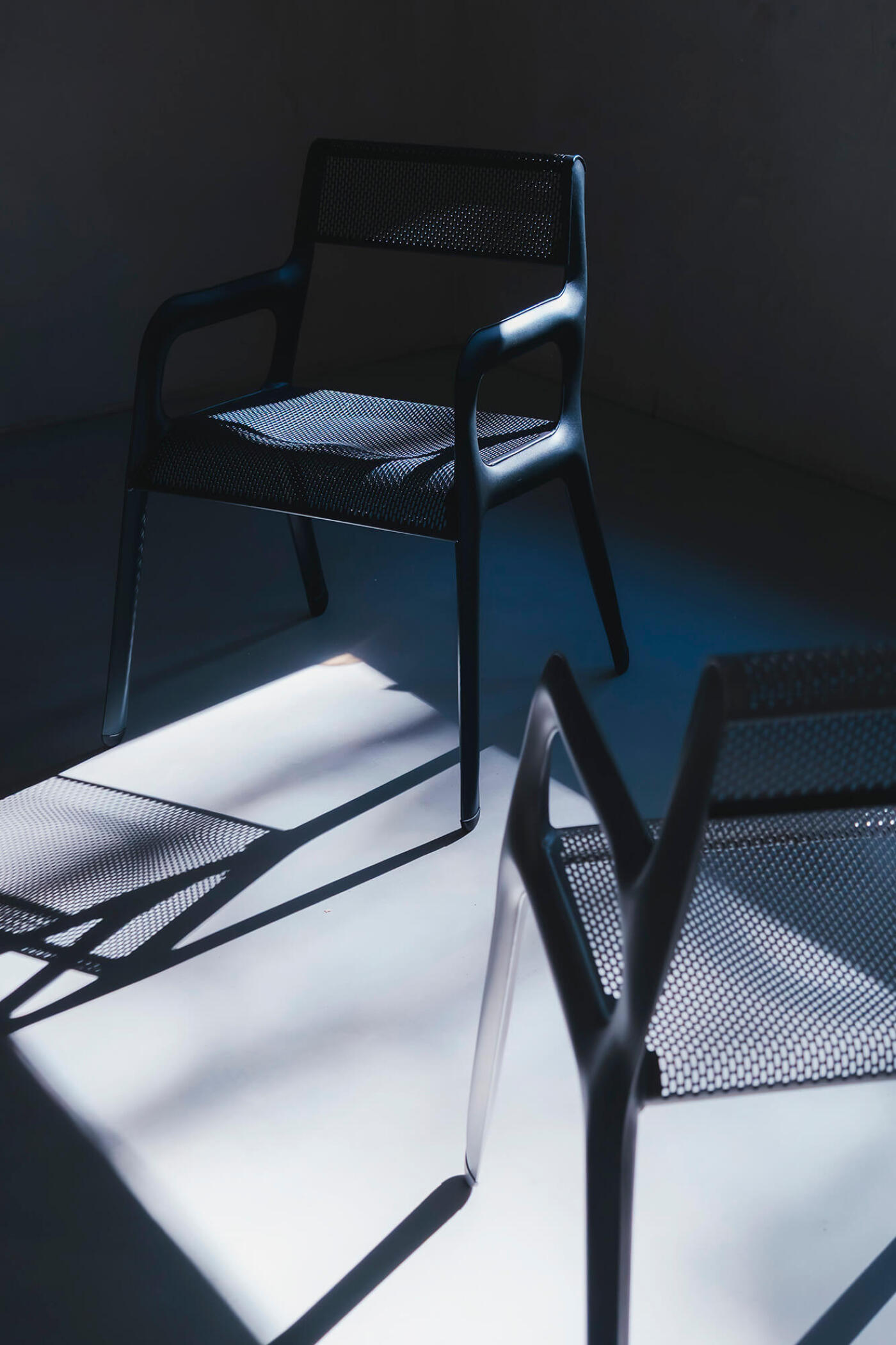Ultraleggera Arm Chair in a contrast lighting