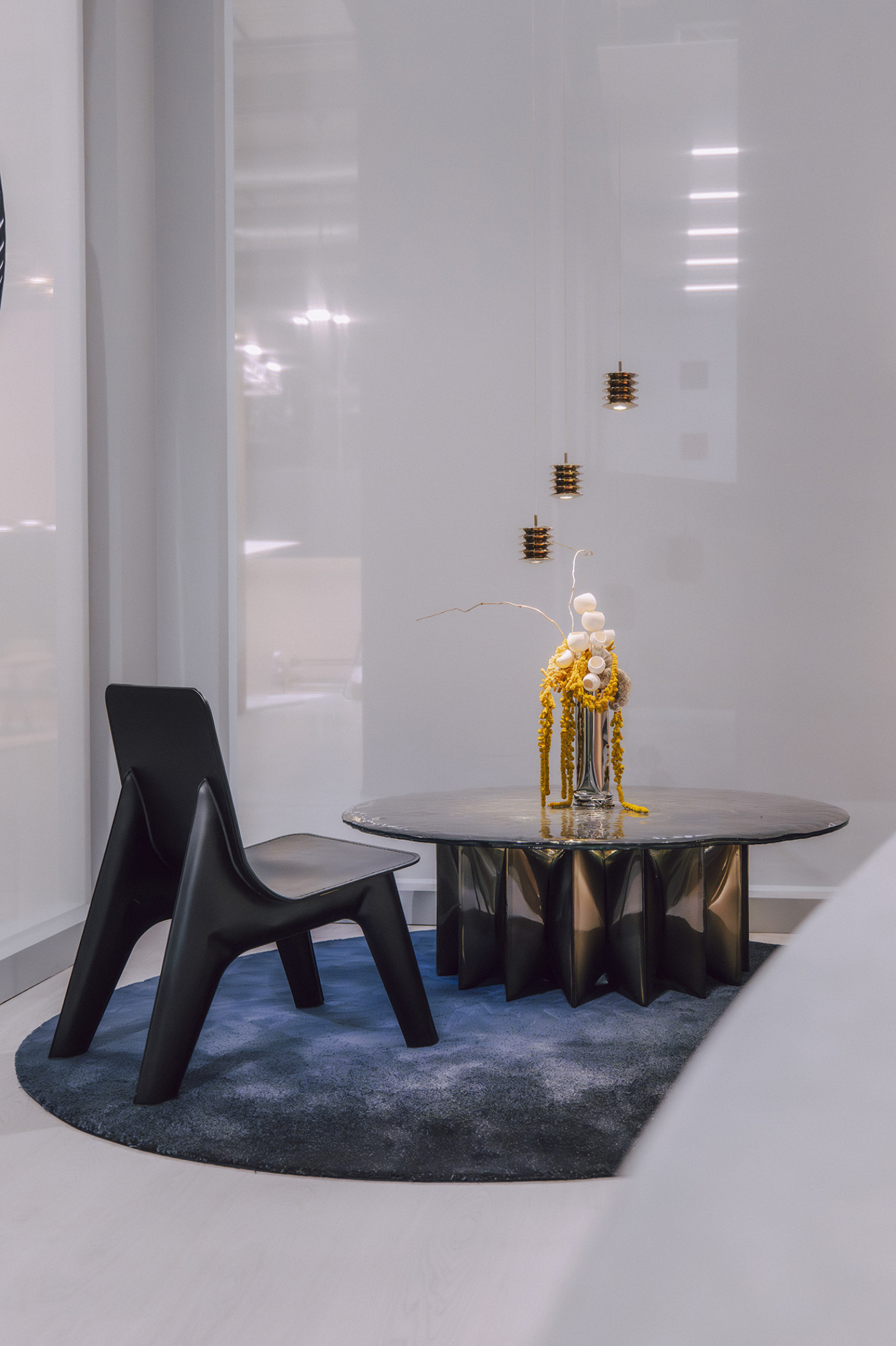zieta j-chair and echo table on agnella wool transition rug