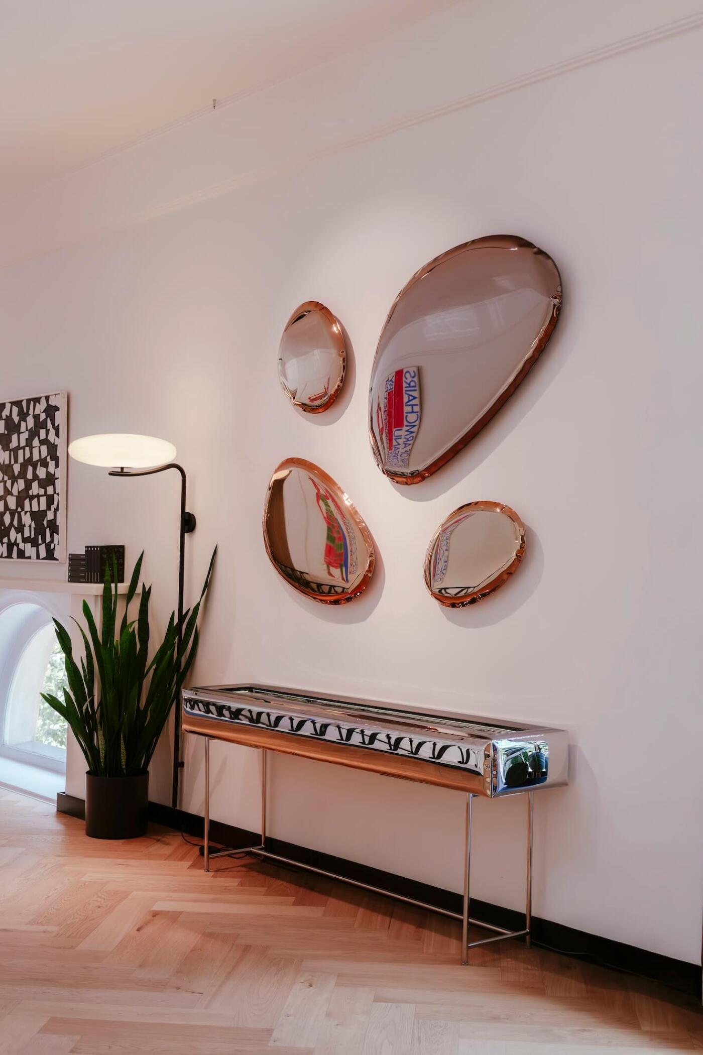 zieta sejv showcase arranged with gold tafla mirrors