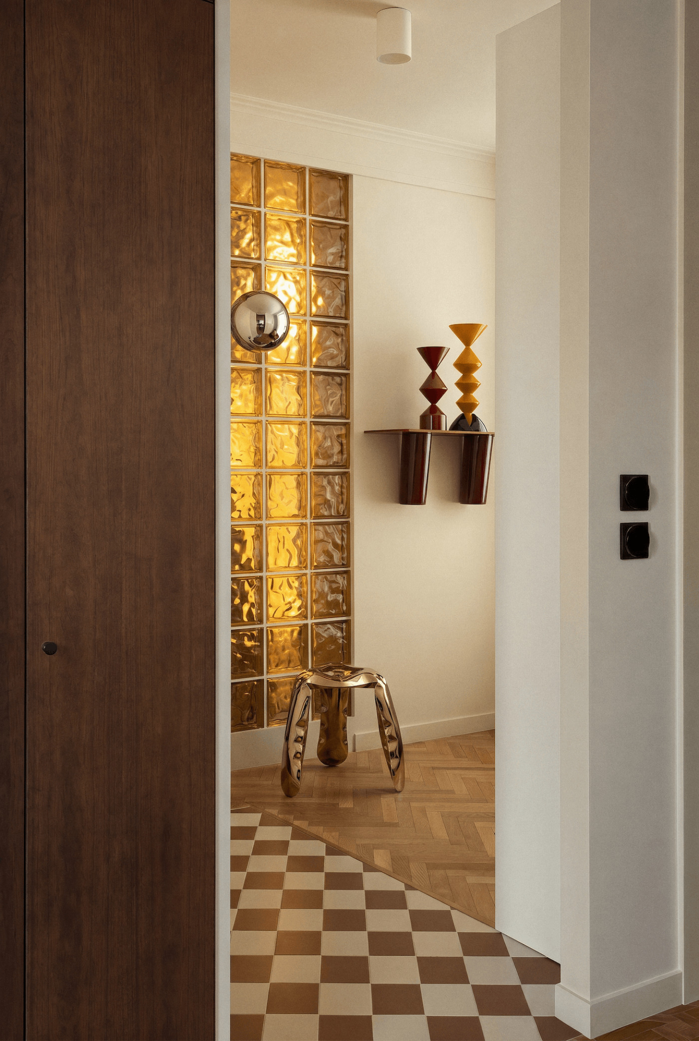 plopp standard flamed gold in a funky apartament with checkered floor