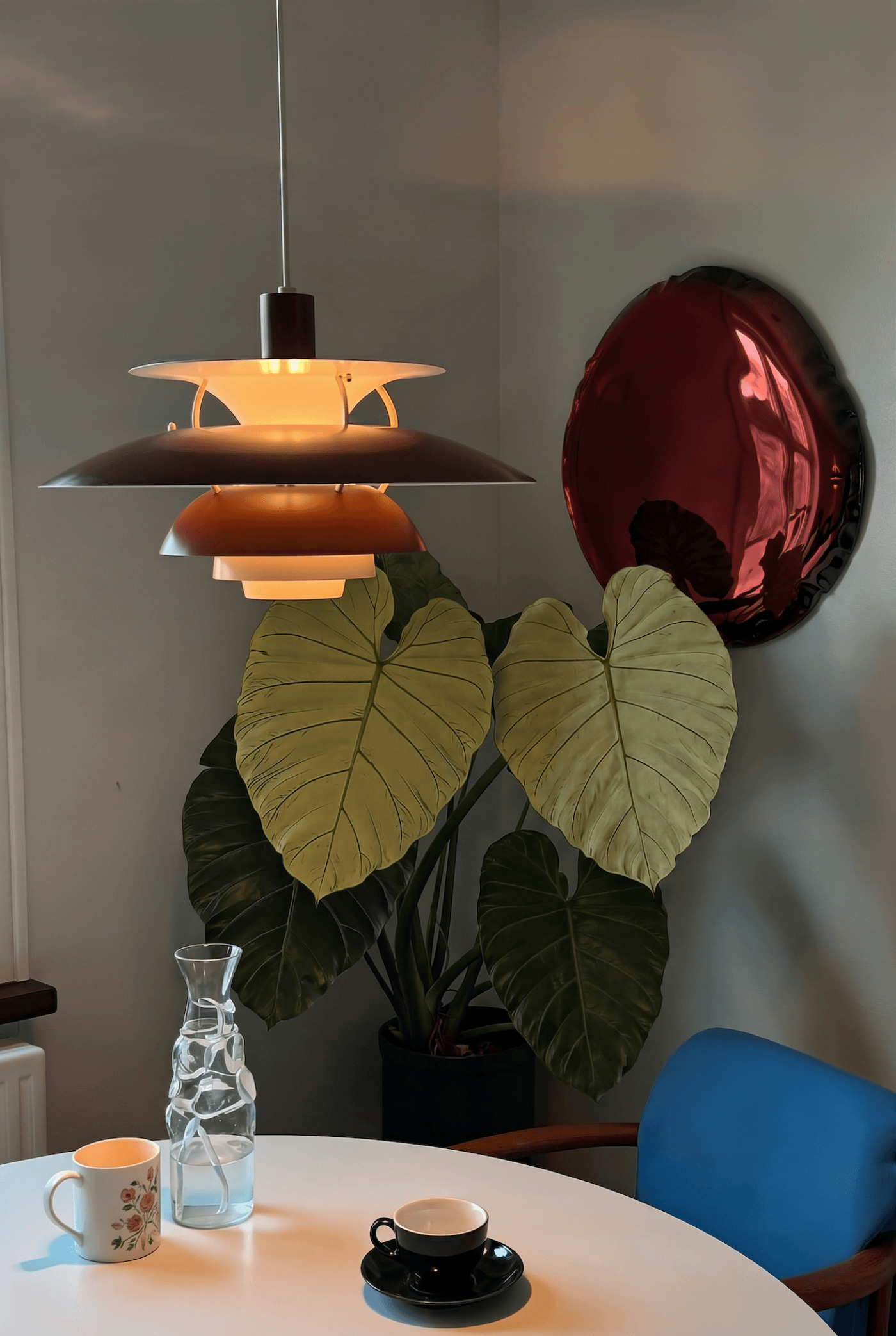 zieta tafla O4 red rubin in a dining room
