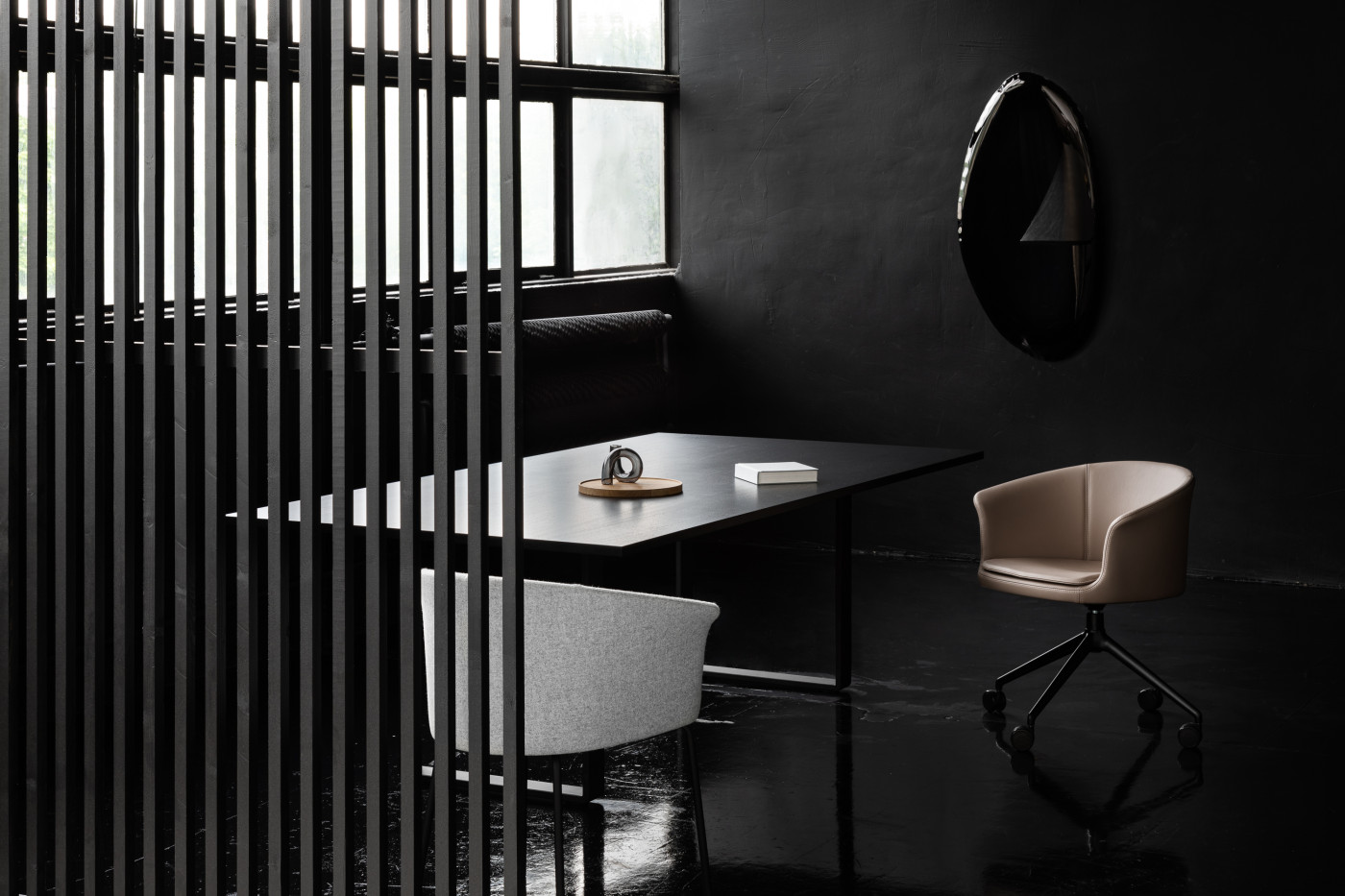 Zieta_Tafla_O_Mirror_Dark_Matter_Transitions_Collection_photo Weronika Trojanowska, scenography Ula Kaczmarek, Courtesy NOTI_3