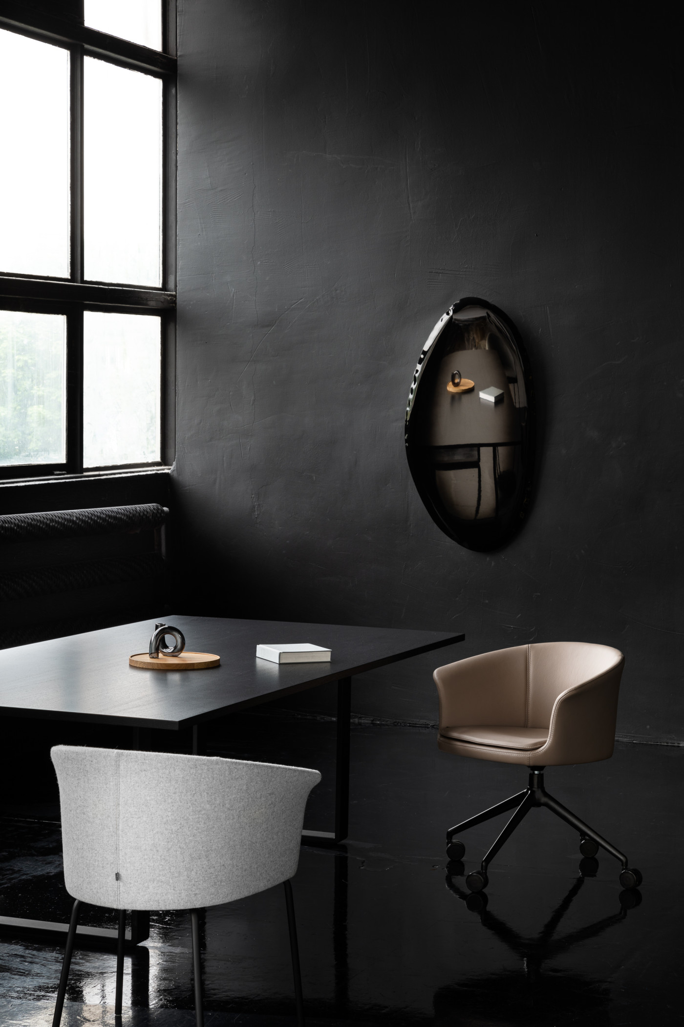 Zieta_Tafla_O_Mirror_Dark_Matter_Transitions_Collection_photo Weronika Trojanowska, scenography Ula Kaczmarek, Courtesy NOTI_2