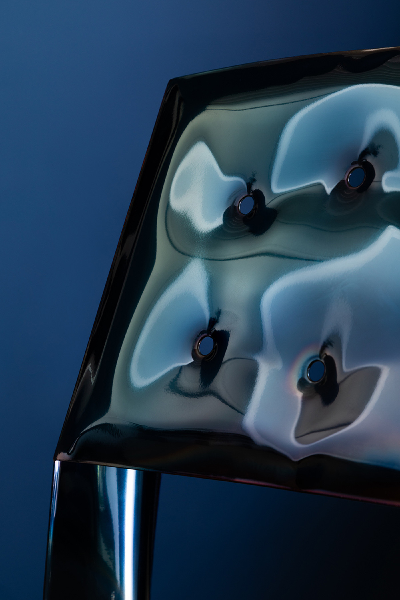 Zieta_CHIPPENSTEEL_0,5_Chair_cosmic_blue_Heat_Collection_photo_Weronika_Trojanowska